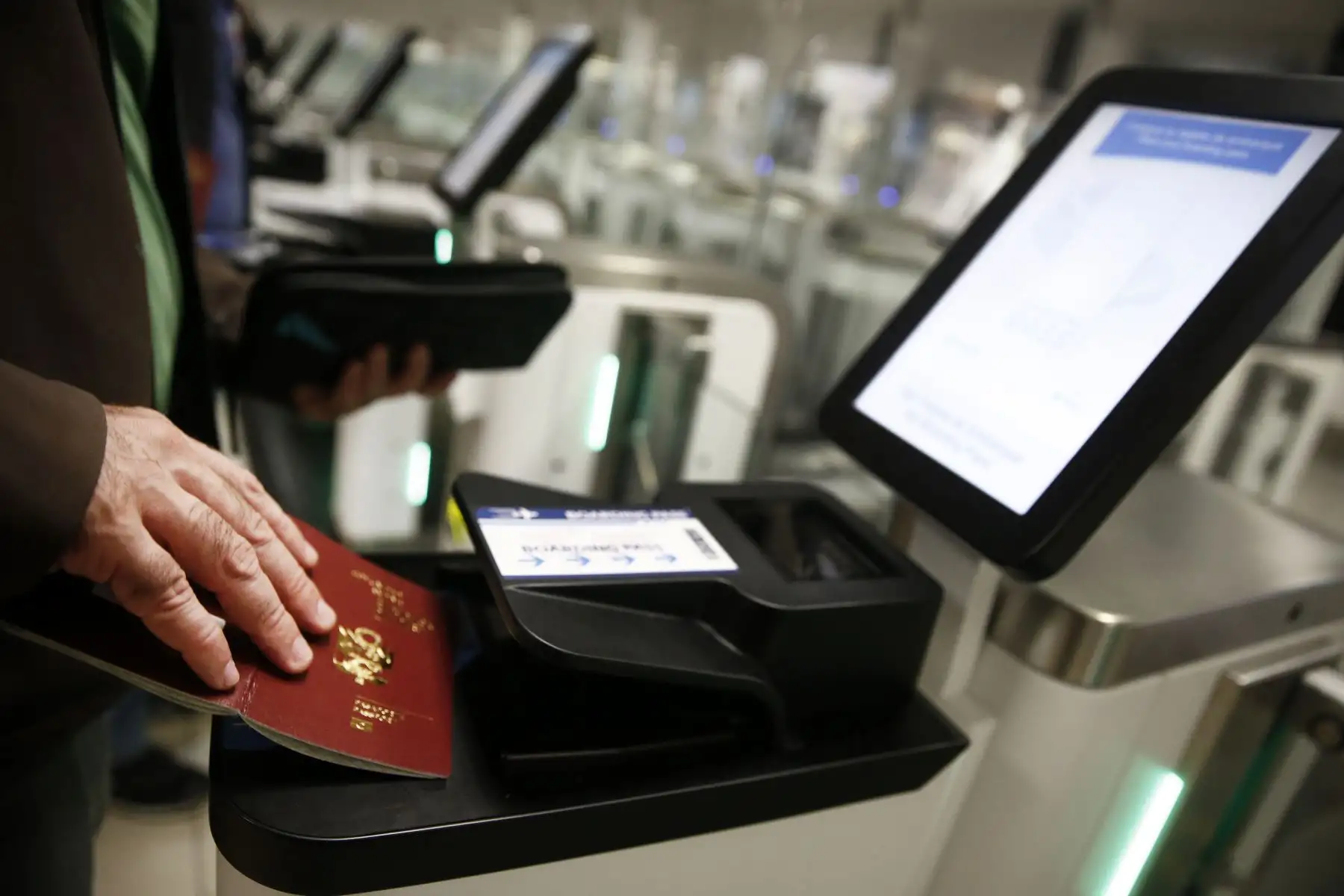 Para realizar el control migratorio en las E-Gates, el pasajero debe aproximar su pasaporte y tarjeta de embarque al equipo que luego de analizarlos, abre su compuerta permitiendo el ingreso de la persona.  Foto: ANDINA/Melina Mejía