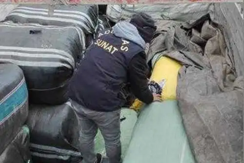 Como resultado de las acciones contra el tráfico ilícito de mercancías que se desarrollan en el Puesto de Control Aduanero de Ojherani, en la región Puno, la Sunat intervino un camión de carga pesada que, supuestamente, transportaba un cargamento de leña, pero, al efectuar la revisión física, se detectó que se había camuflado un lote prendas de vestir nuevas.