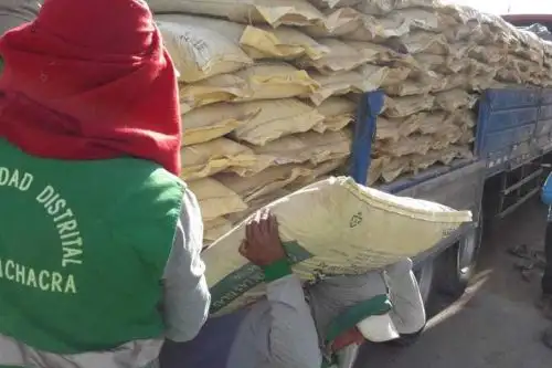 Considerado como el mejor fertilizante natural del mundo, el guano de las islas guaneras viene beneficiando a pequeños y medianos productores del Valle del Tambo, gracias a la campaña de comercialización a precio preferencial que ha iniciado recientemente el Ministerio de Agricultura y Riego a través de Agro Rural.