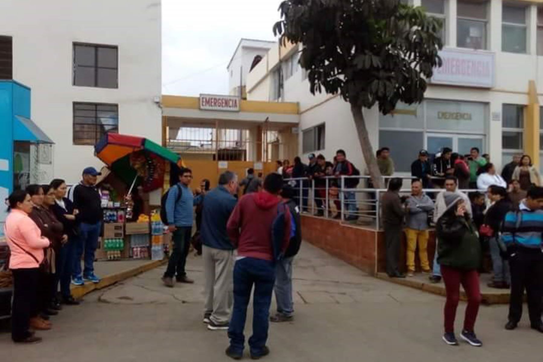 Más de 340 escolares de Cañete presentaron problemas de intoxicación y fueron trasladados a hospital Rezola. Foto: Katia Barrios/Twitter