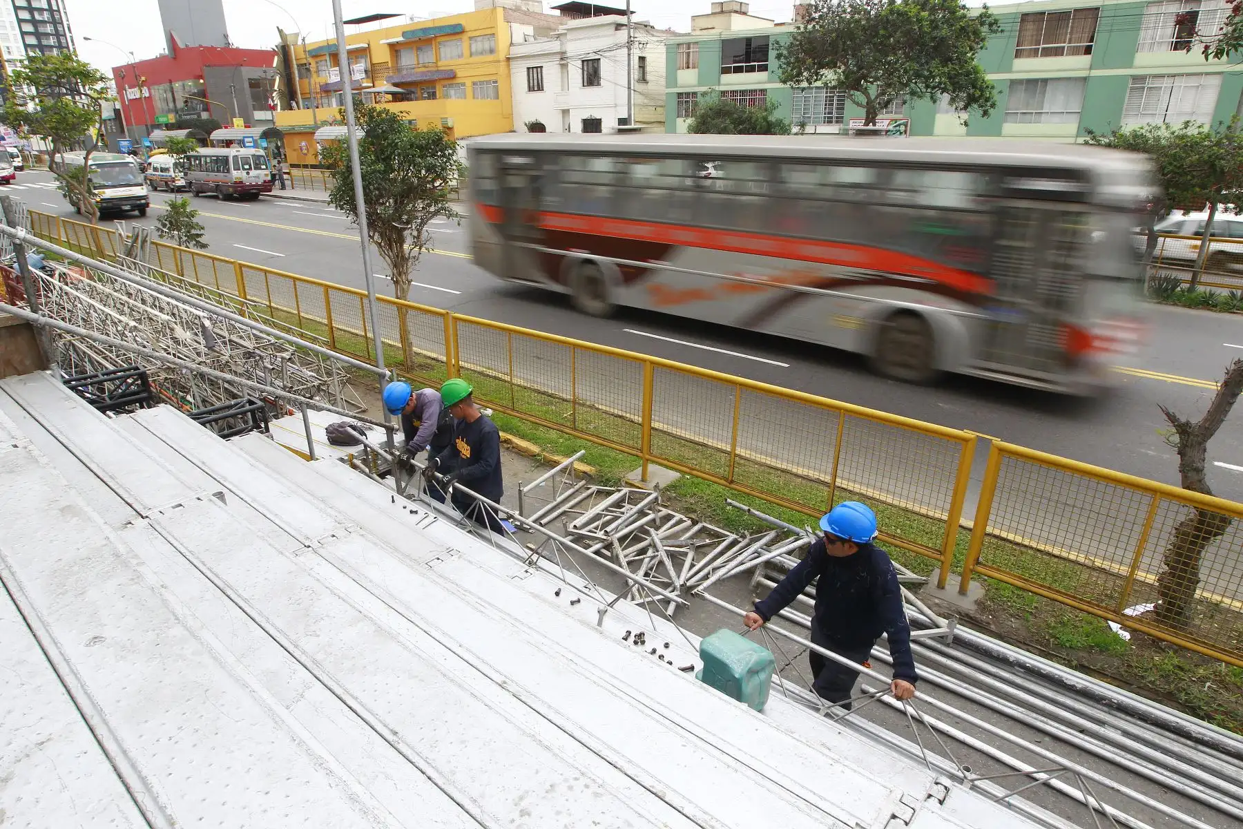 Comenzó instalación de tribunas para el desfile por Fiestas Patrias en Av. Brasil. ANDINA/Eddy Ramos