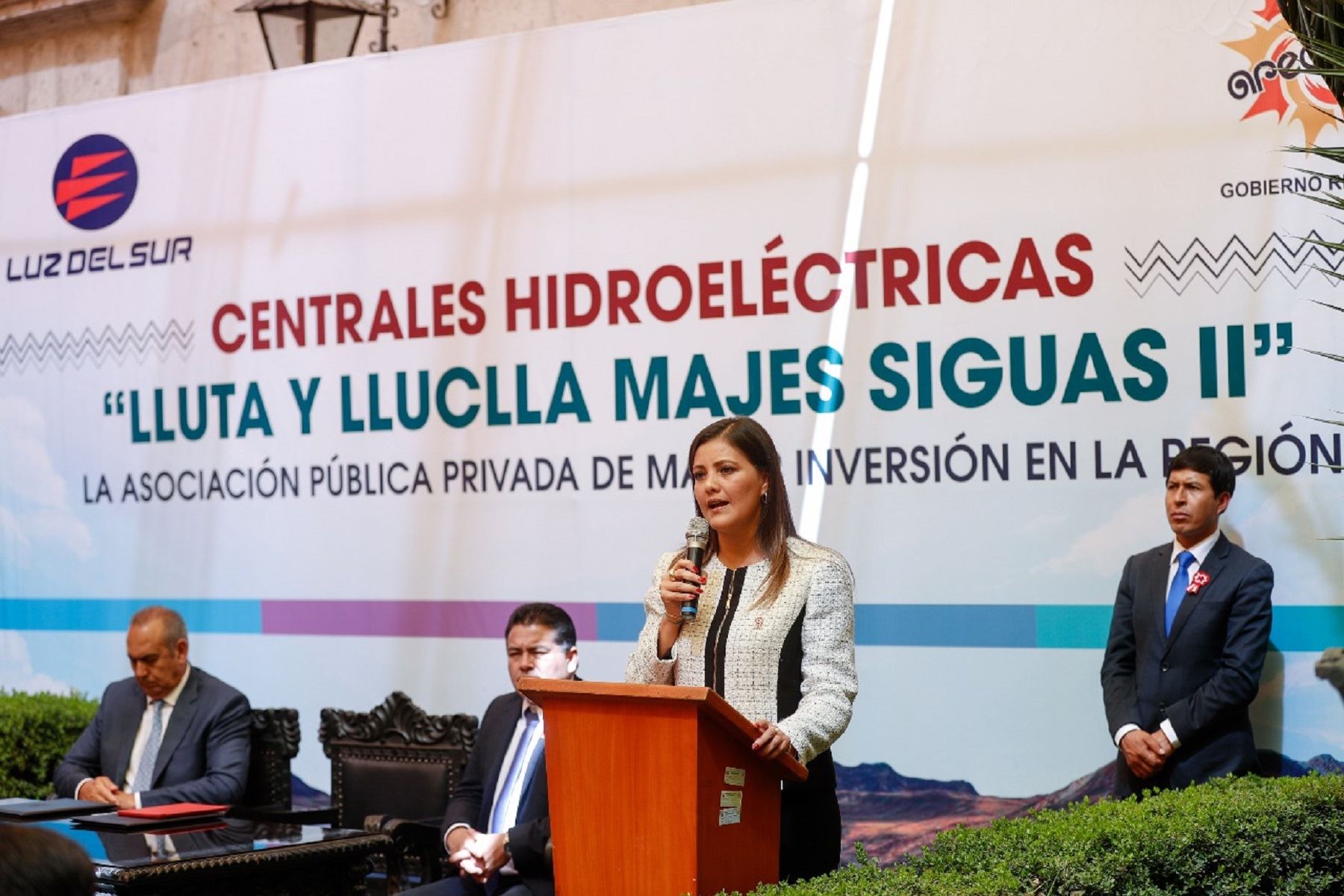 Suscriben contrato para ejecutar dos hidroeléctricas en Arequipa.