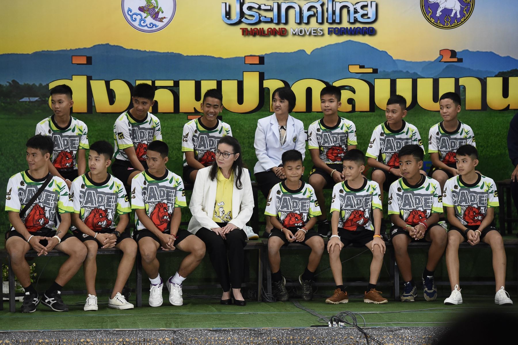 Doce niños tailandeses y su entrenador de fútbol, rescatados de una cueva inundada después de quedar atrapados, asistieron a una conferencia de prensa en Chiang Rai el 18 de julio de 2018, luego de ser dados de alta del hospital.Foto: AFP