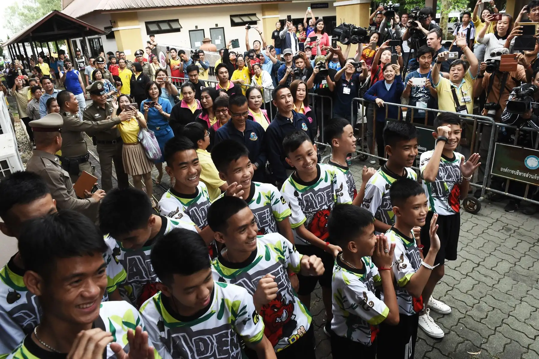 Doce niños tailandeses y su entrenador de fútbol, rescatados de una cueva inundada después de quedar atrapados, asistieron a una conferencia de prensa en Chiang Rai el 18 de julio de 2018, luego de ser dados de alta del hospital.Foto: AFP