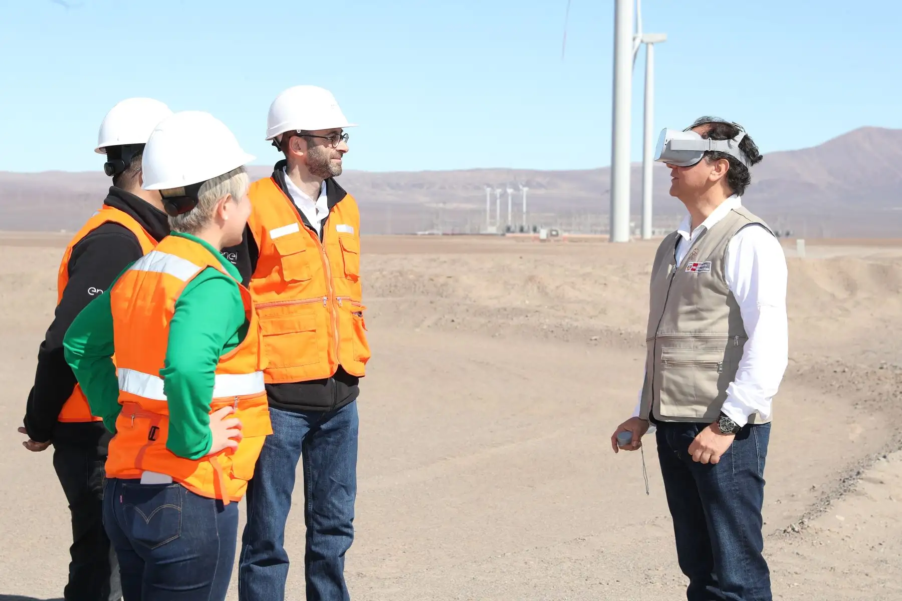 El ministro de Energía y Minas, Francisco Ísmodes, en representación del Presidente de la República y a nombre propio, inauguró hoy en Marcona (Ica) el parque eólico más grande del Perú, capaz de generar energía equivalente al consumo de 482,000 familias. Foto: ANDINA/MINEM
