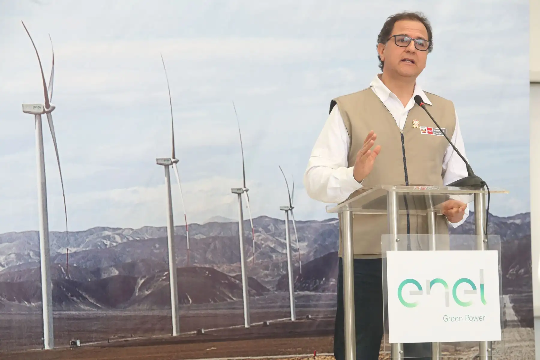 El ministro de Energía y Minas, Francisco Ísmodes, en representación del Presidente de la República y a nombre propio, inauguró hoy en Marcona (Ica) el parque eólico más grande del Perú, capaz de generar energía equivalente al consumo de 482,000 familias. Foto: ANDINA/MINEM