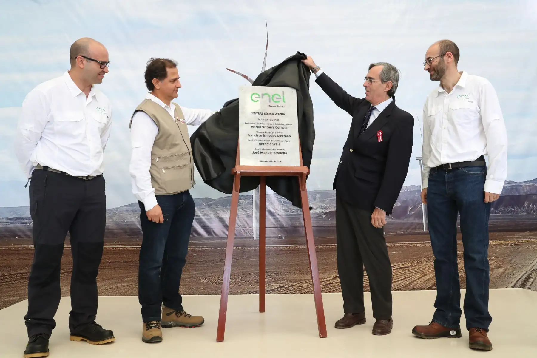 El ministro de Energía y Minas, Francisco Ísmodes, en representación del Presidente de la República y a nombre propio, inauguró hoy en Marcona (Ica) el parque eólico más grande del Perú, capaz de generar energía equivalente al consumo de 482,000 familias. Foto: ANDINA/MINEM