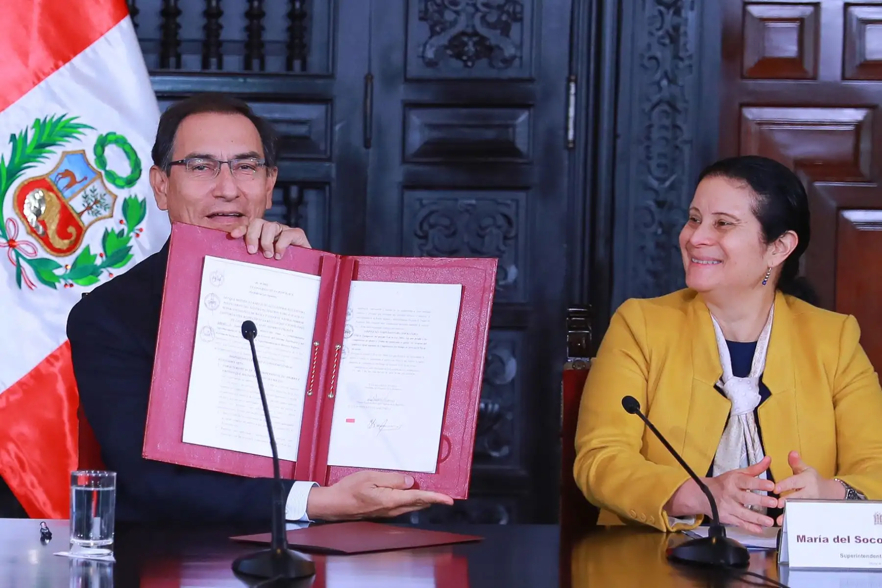 El presidente de la República, Martín Vizcarra, promulgó la Ley que permite a la Superintendencia de Banca, Seguros y AFP (SBS) supervisar a las Cooperativas de Ahorro y Crédito en el Salón Túpac Amaru de Palacio de Gobierno.Foto: ANDINA/Prensa Presidencia