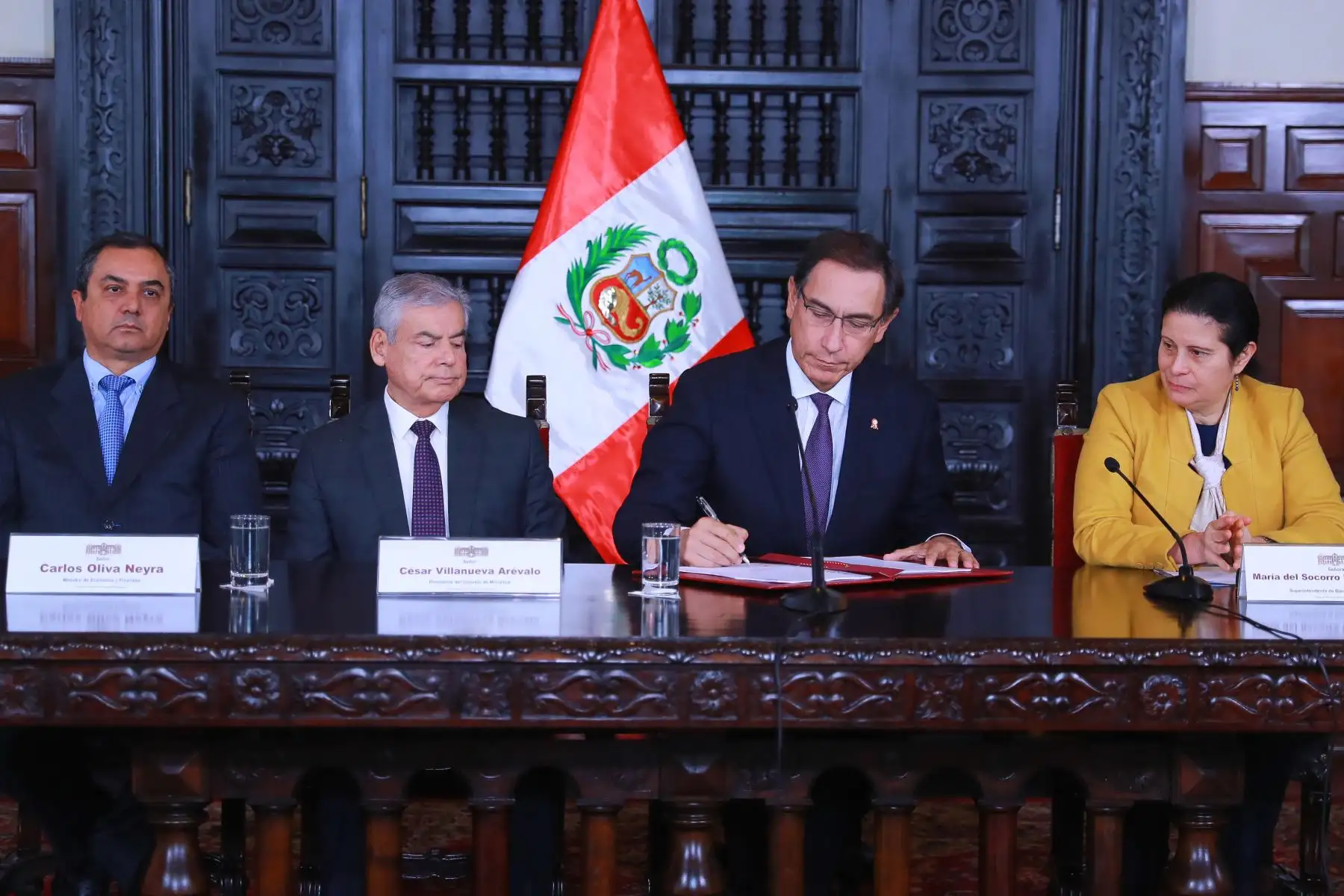 El presidente de la República, Martín Vizcarra, promulgó la Ley que permite a la Superintendencia de Banca, Seguros y AFP (SBS) supervisar a las Cooperativas de Ahorro y Crédito en el Salón Túpac Amaru de Palacio de Gobierno.Foto: ANDINA/Prensa Presidencia
