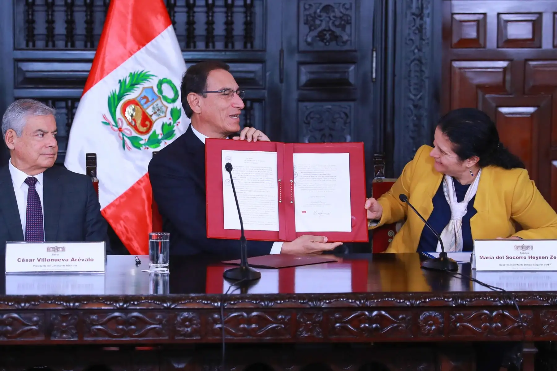 El presidente de la República, Martín Vizcarra, promulgó la Ley que permite a la Superintendencia de Banca, Seguros y AFP (SBS) supervisar a las Cooperativas de Ahorro y Crédito en el Salón Túpac Amaru de Palacio de Gobierno.Foto: ANDINA/Prensa Presidencia