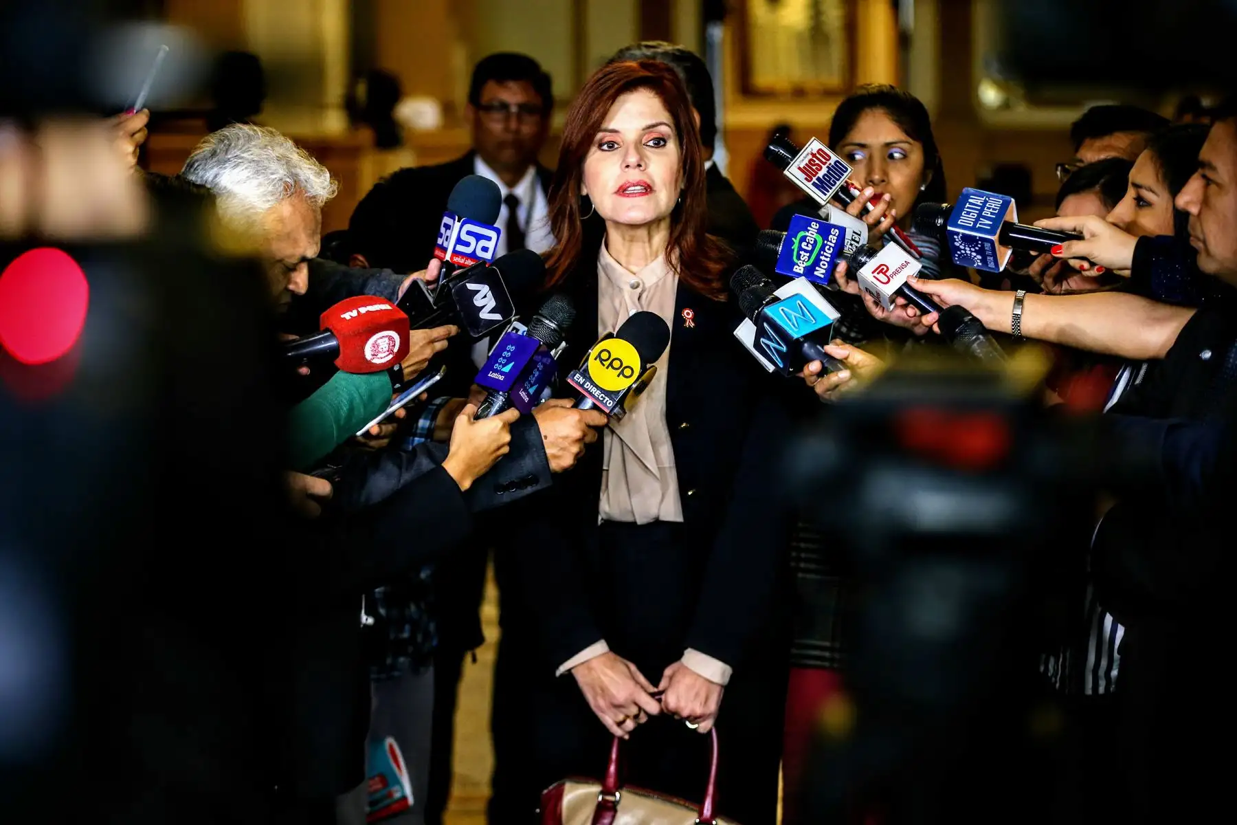 Segunda vicepresidenta de la República, Mercedes Aráoz, brinda rueda de prensa  en el Congreso de la República. Foto: ANDINA/Luis Iparraguirre