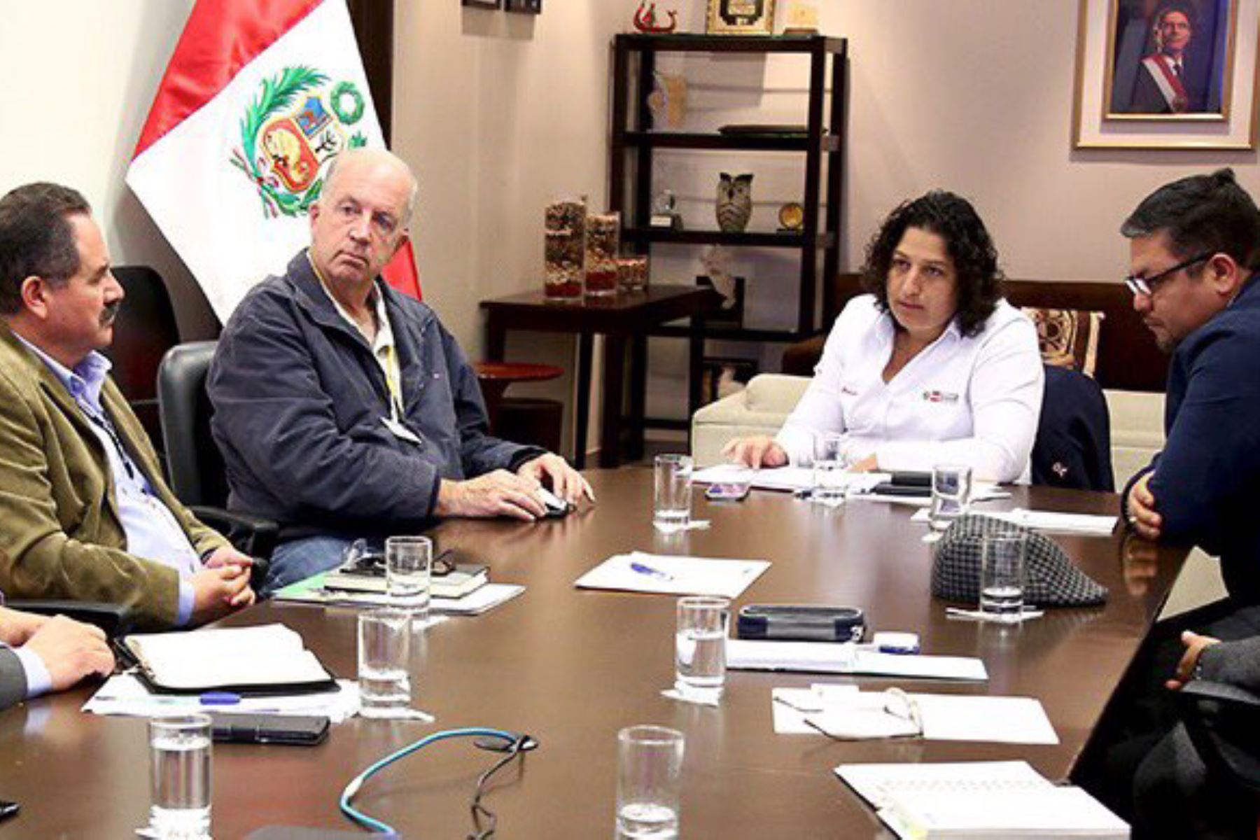 Las autoridades de la región Ica sostuvieron una reunión con la ministra del Ambiente, Fabiola Muñoz, en la cual ratificaron su compromiso de impulsar el Mecanismo de Retribución por Servicios Ecosistémicos, a fin de aportar con una gestión integral del agua en beneficio de la Mancomunidad Regional Huancavelica-Ica.