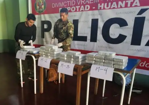 Efectivos del Departamento de Operaciones Tácticas Antidrogas Huanta, de la Policía Nacional del Perú, junto a personal del Ejército Peruano, incautaron cuatro costales de polipropileno con 43 paquetes de alcaloide de cocaína, durante un operativo contra los llamados “mochileros”, ejecutado en el centro poblado de Purús, Ayacucho.
