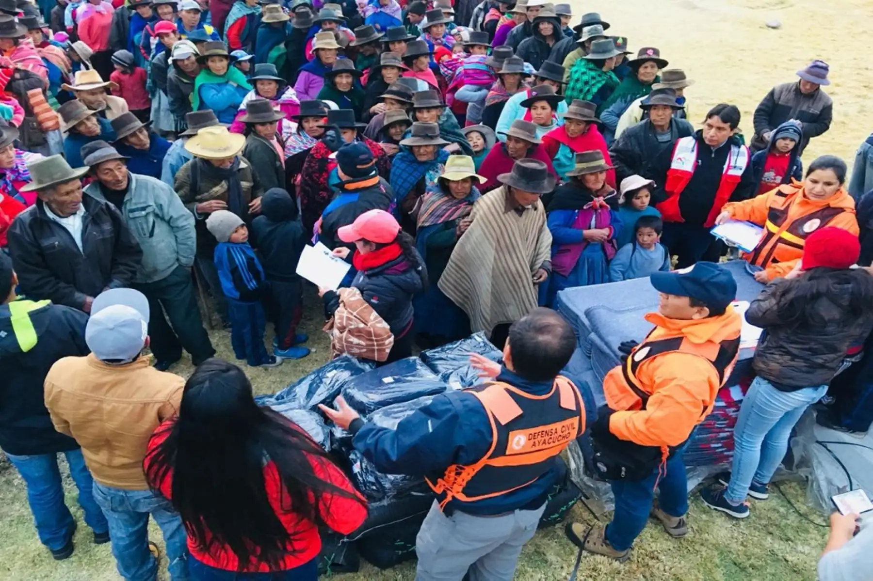 Entrega de ayuda humanitaria para enfrentar heladas en Ayacucho.