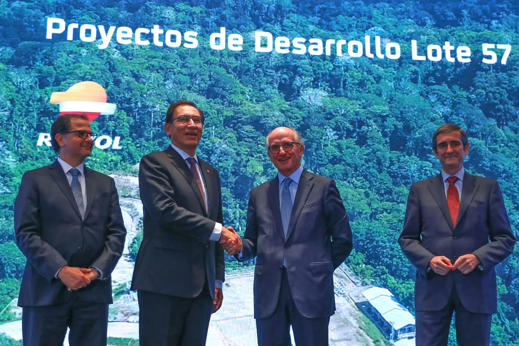 Jefe de Estado Martin Vizcarra, participa en la ceremonia de inauguración de proyectos de desarrollo en el Lote 57 (Cusco).