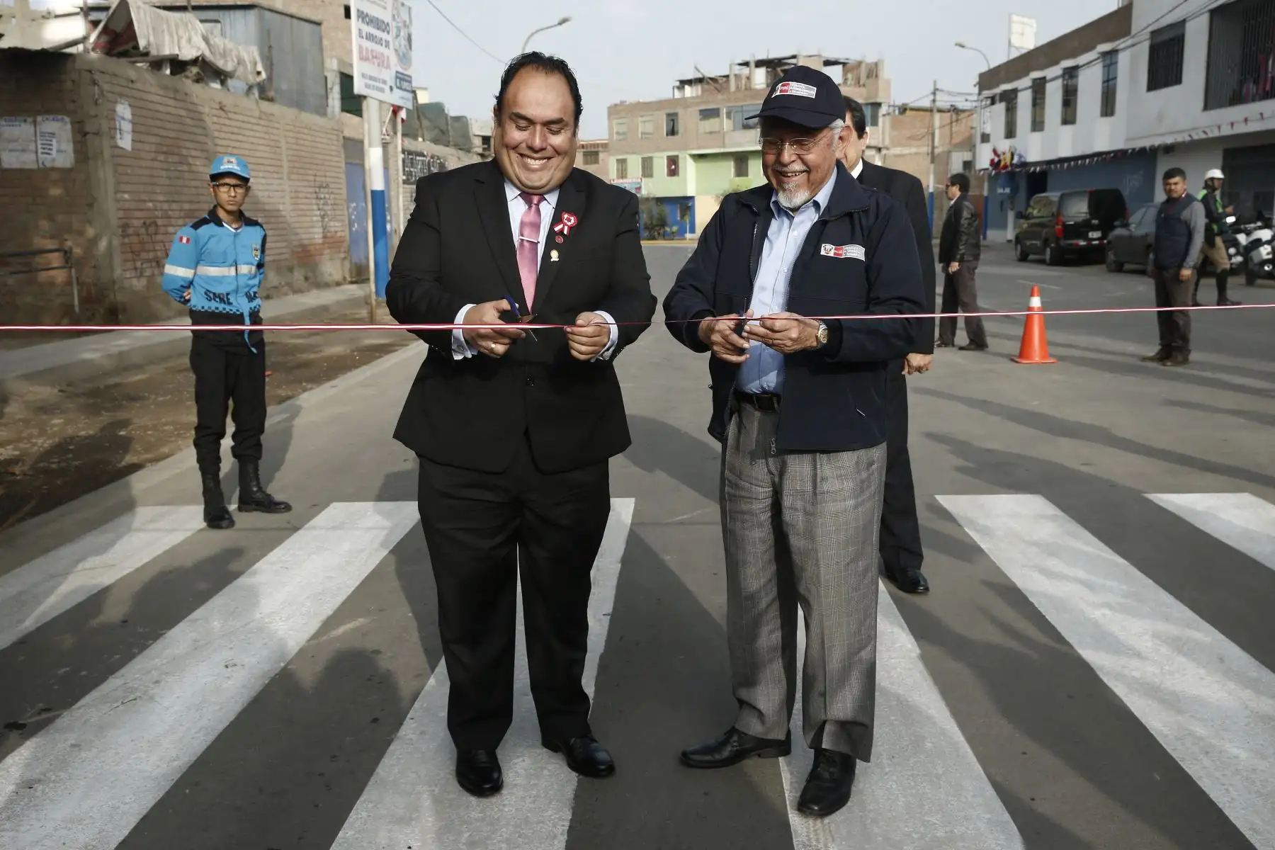 El ministro de Vivienda, Javier Pique junto al alcalde de San Martin de Porras, Adolfo Mattos inauguran pistas y veredas en la Calle B y Montecarlos.  Foto: ANDINA/Melina Mejía
