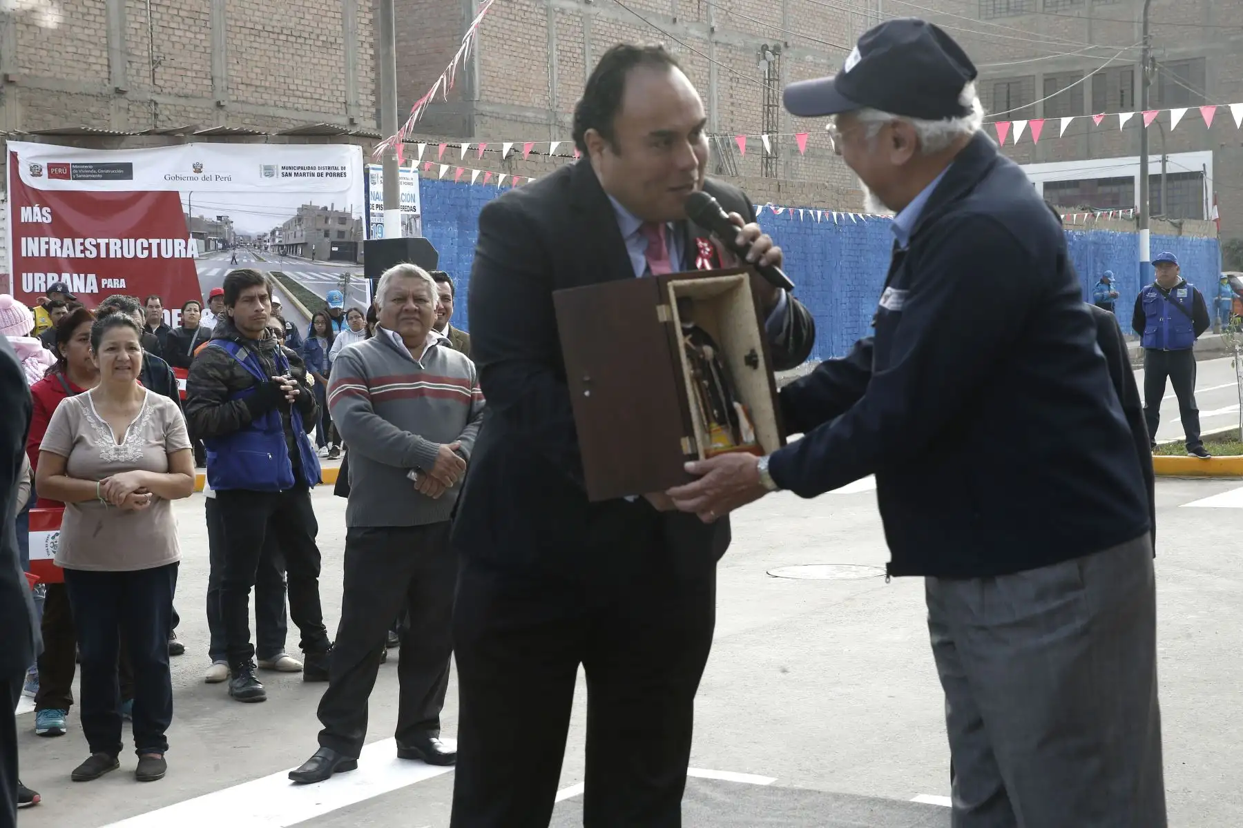 El ministro de Vivienda, Javier Pique junto al alcalde de San Martin de Porras, Adolfo Mattos inauguran pistas y veredas en la Calle B y Montecarlos.  Foto: ANDINA/Melina Mejía