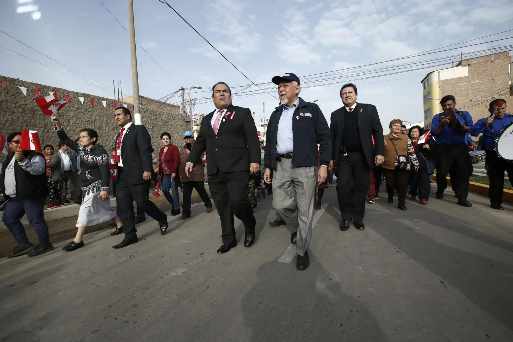 El ministro de Vivienda, Javier Pique junto al alcalde de San Martin de Porras, Adolfo Mattos inauguran pistas y veredas en la Calle B y Montecarlos.  Foto: ANDINA/Melina Mejía