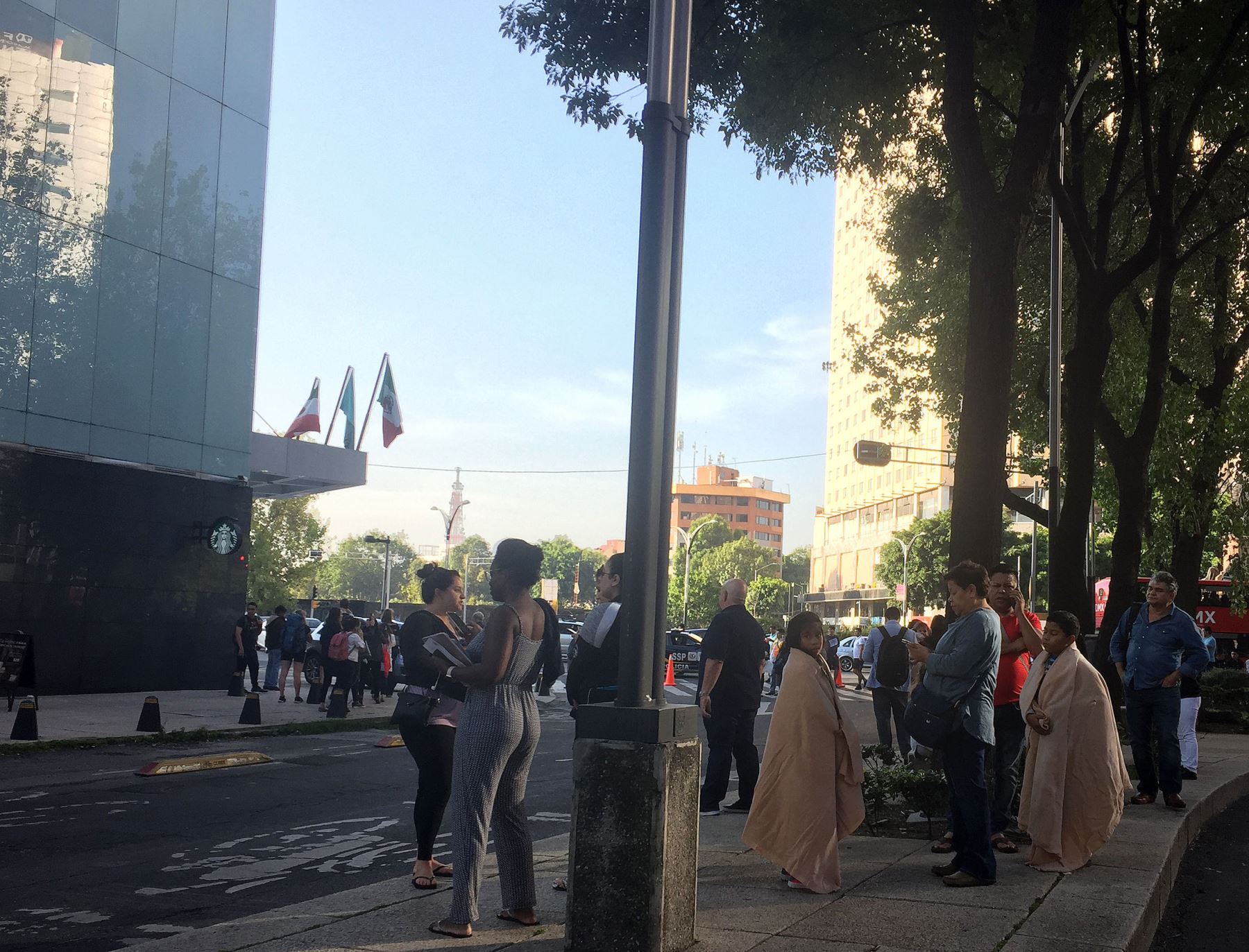Personas permanecen fuera de los edificios el jueves 19 de julio de 2018, en Ciudad de México Foto: EFE