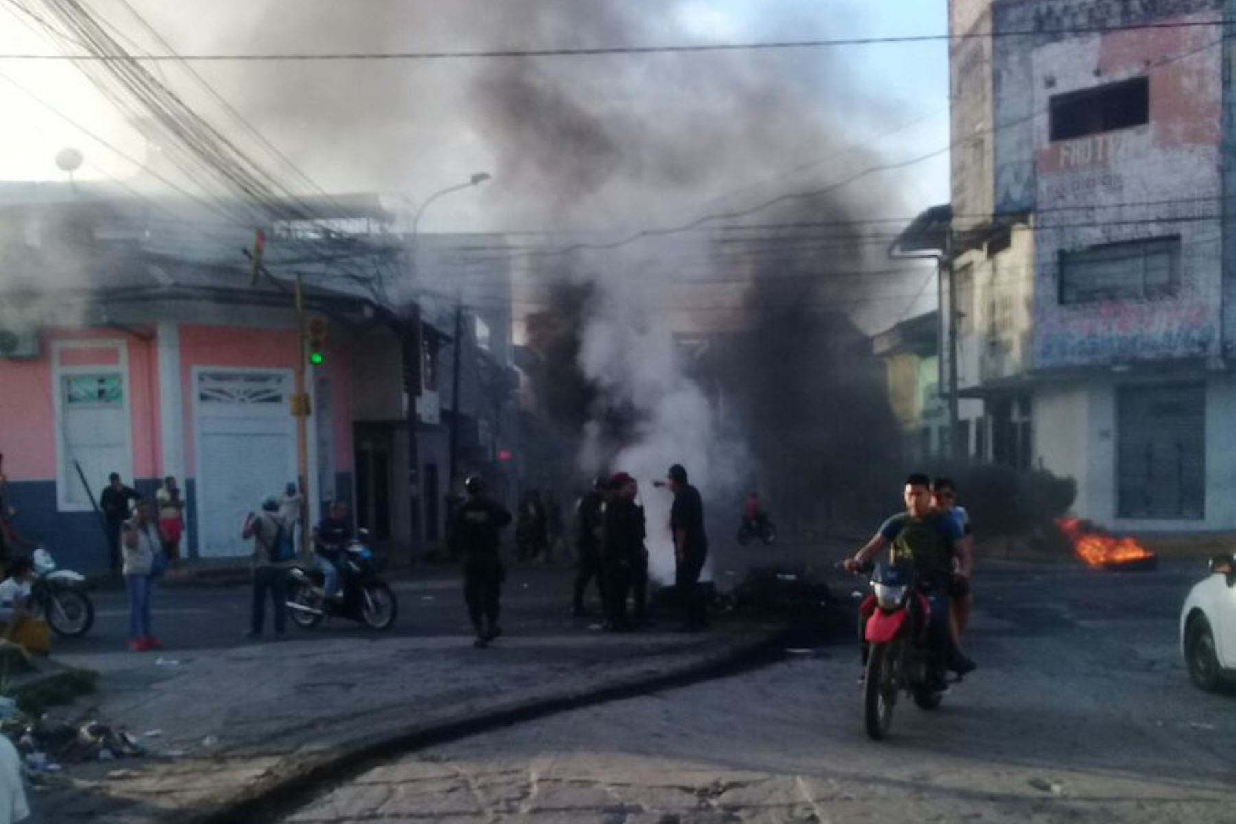 Protestas por casos de corrupción en el sistema  judicial degenera en violencia en Iquitos, Loreto Foto: Twitter/Sutep