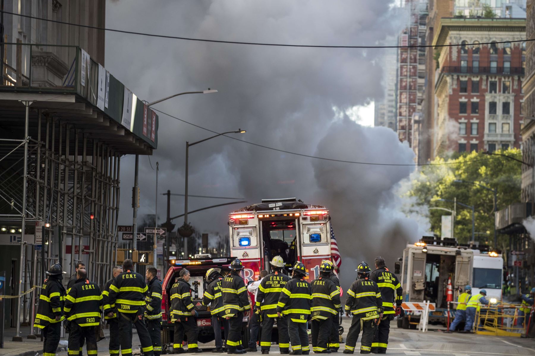 Bomberos trabajan cerca de la explosión de una tubería de vapor en la Quinta Avenida en Nueva York Foto: AFP