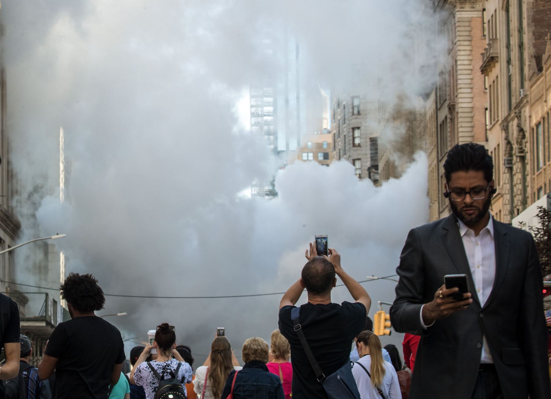 El vapor se levanta cerca del lugar de la explosión de la tubería de vapor en la Quinta Avenida Nueva York Foto: AFP
