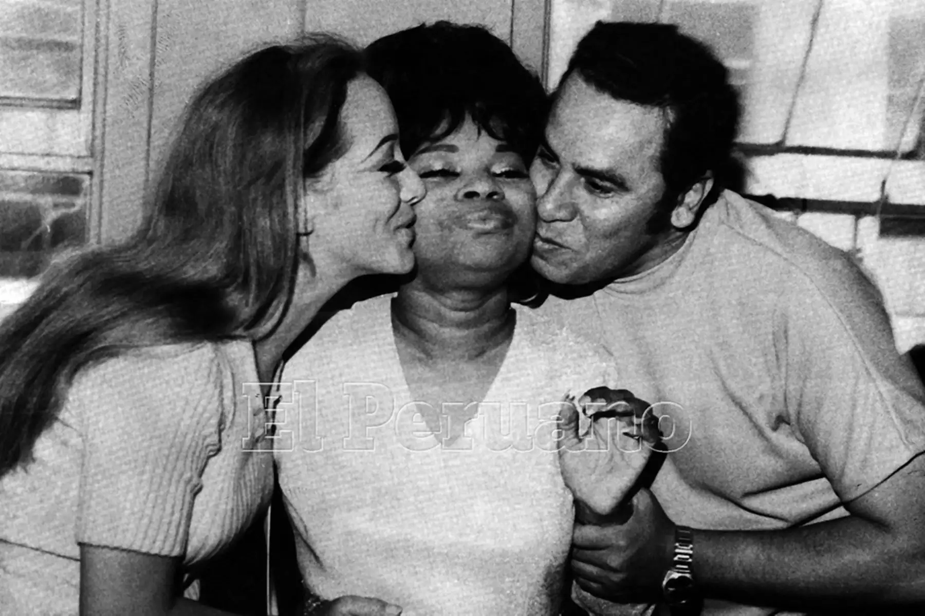 Lucha Reyes conocida como "La Morena de Oro del Perú"  saludada por la cantante Cecilia Bracamonte y el compositor Augusto Polo Campos (1971). Foto: Archivo Histórico de EL PERUANO.