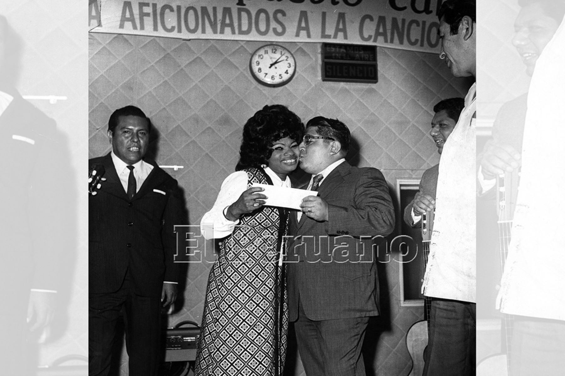 La Morena de oro del Perú recibe de manos del vicepresidente del Club Peruano de Nueva York los pasajes para su viaje acompañada de todo su conjunto criollo (1972). Foto Archivo Histórico de EL PERUANO.