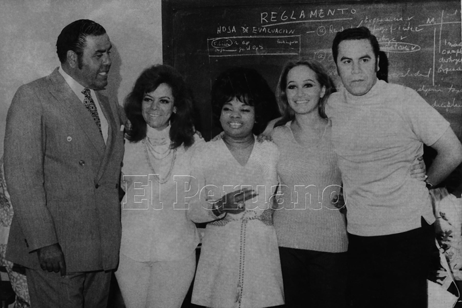 Lucha Reyes con Augusto Ferrando, el compositor Augusto Polo Campos y Cecilia Bracamonte (1971). Foto: Archivo Histórico de EL PERUANO.