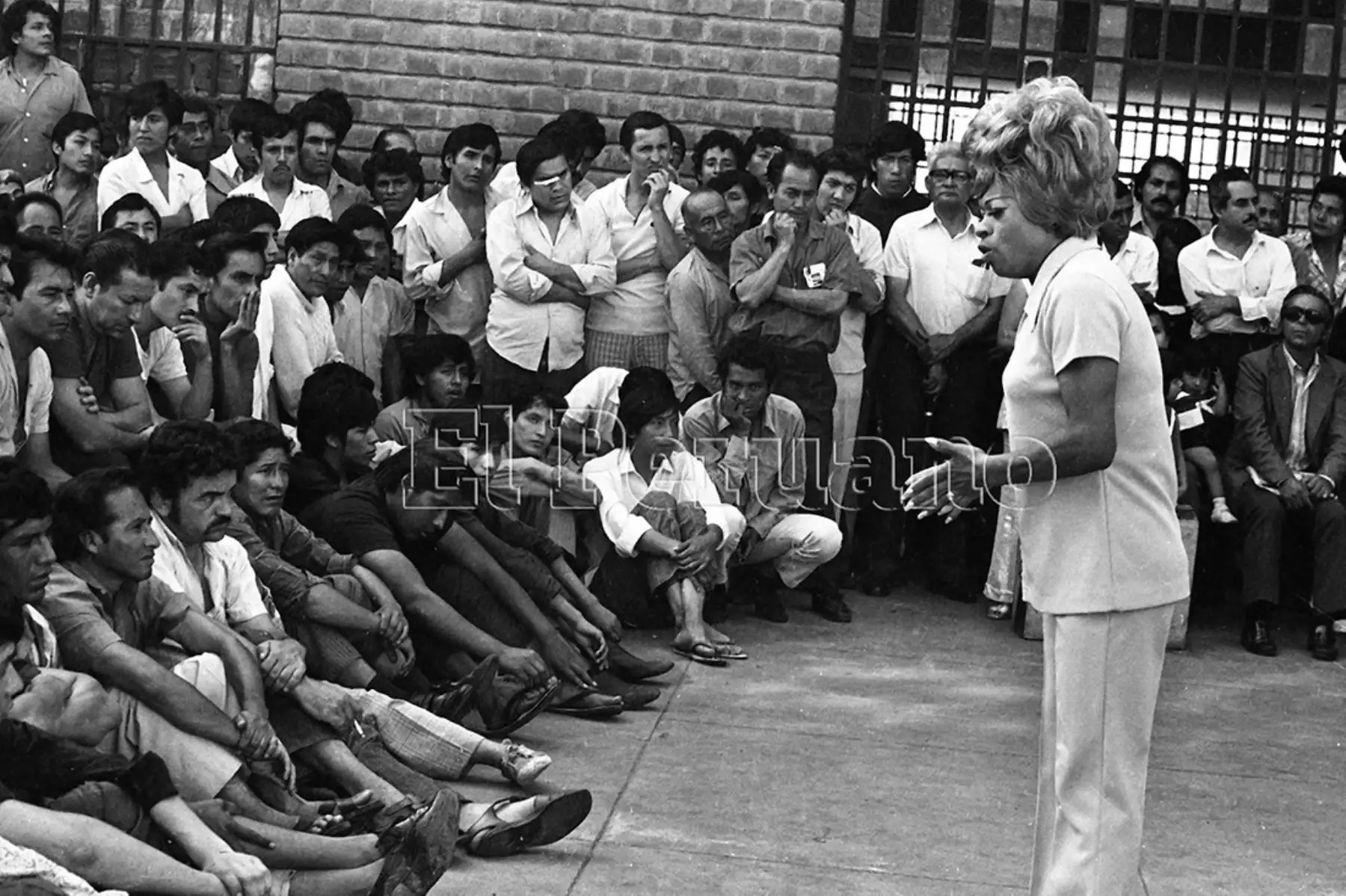 Lucha Reyes participó en la Caravana Artística, organizada por el diario La Crónica, y se presentó en el Centro de Inculpados de Lurigancho, en un desfile artístico que duró más de cuatro horas (1973). Foto: Archivo Histórico de El Peruano.
