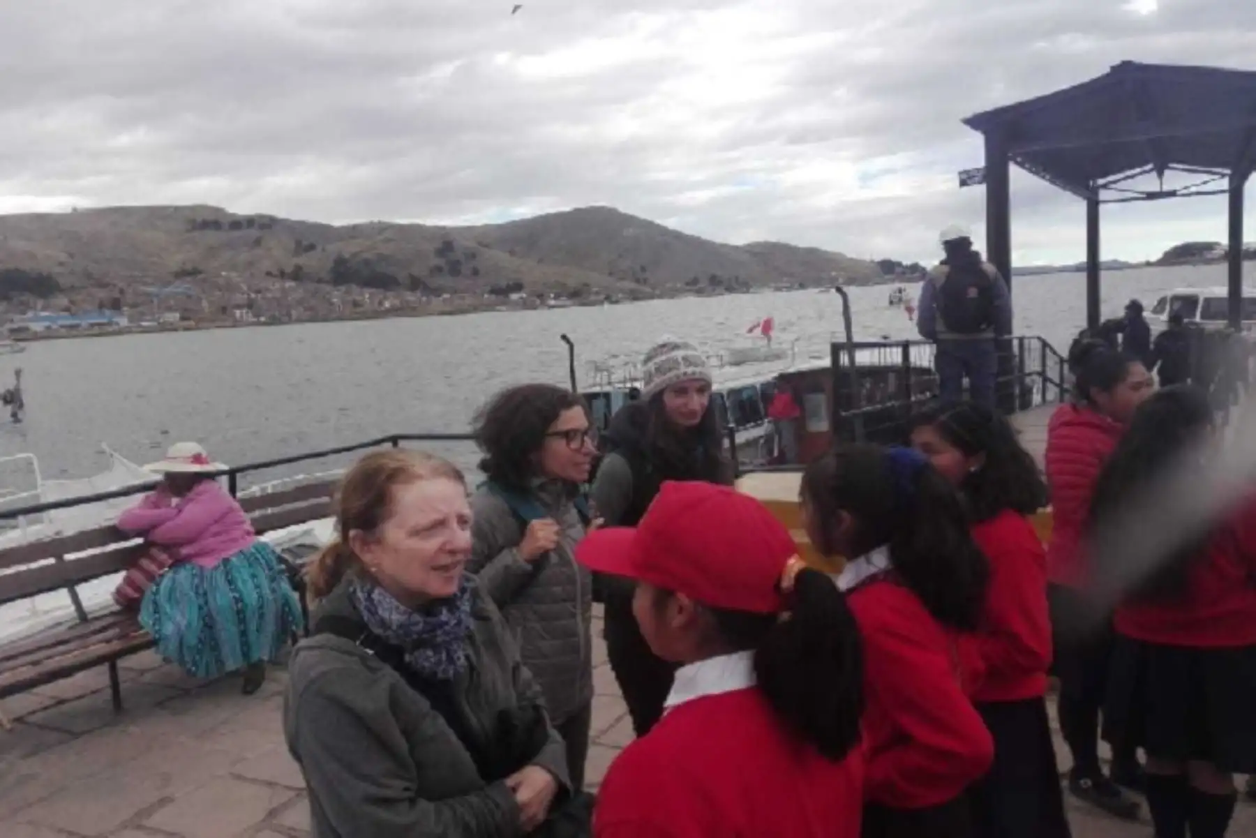 Un grupo de 25 estudiantes del Colegio de Alto Rendimiento (Coar) Puno, decidieron salir a las calles para conversar en inglés directamente con los turistas, de manera que así puedan perfeccionar la articulación y fluidez del idioma extranjero.ANDINA/Difusión