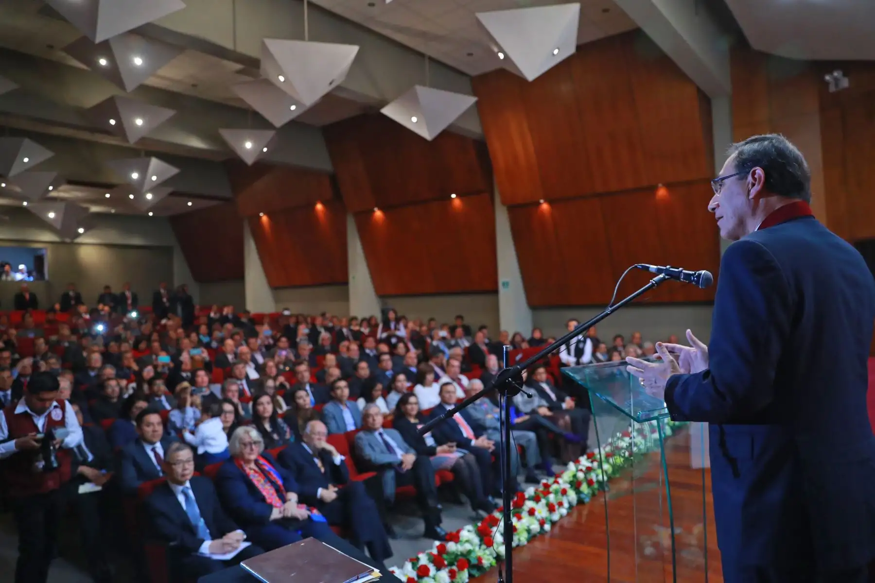 Presidente Martín Vizcarra participa en la ceremonia por el 142° de la Universidad Nacional de Ingeniería y recibe la distinción honorífica "Antorcha de Habich". Foto: ANDINA/Prensa Presidencia