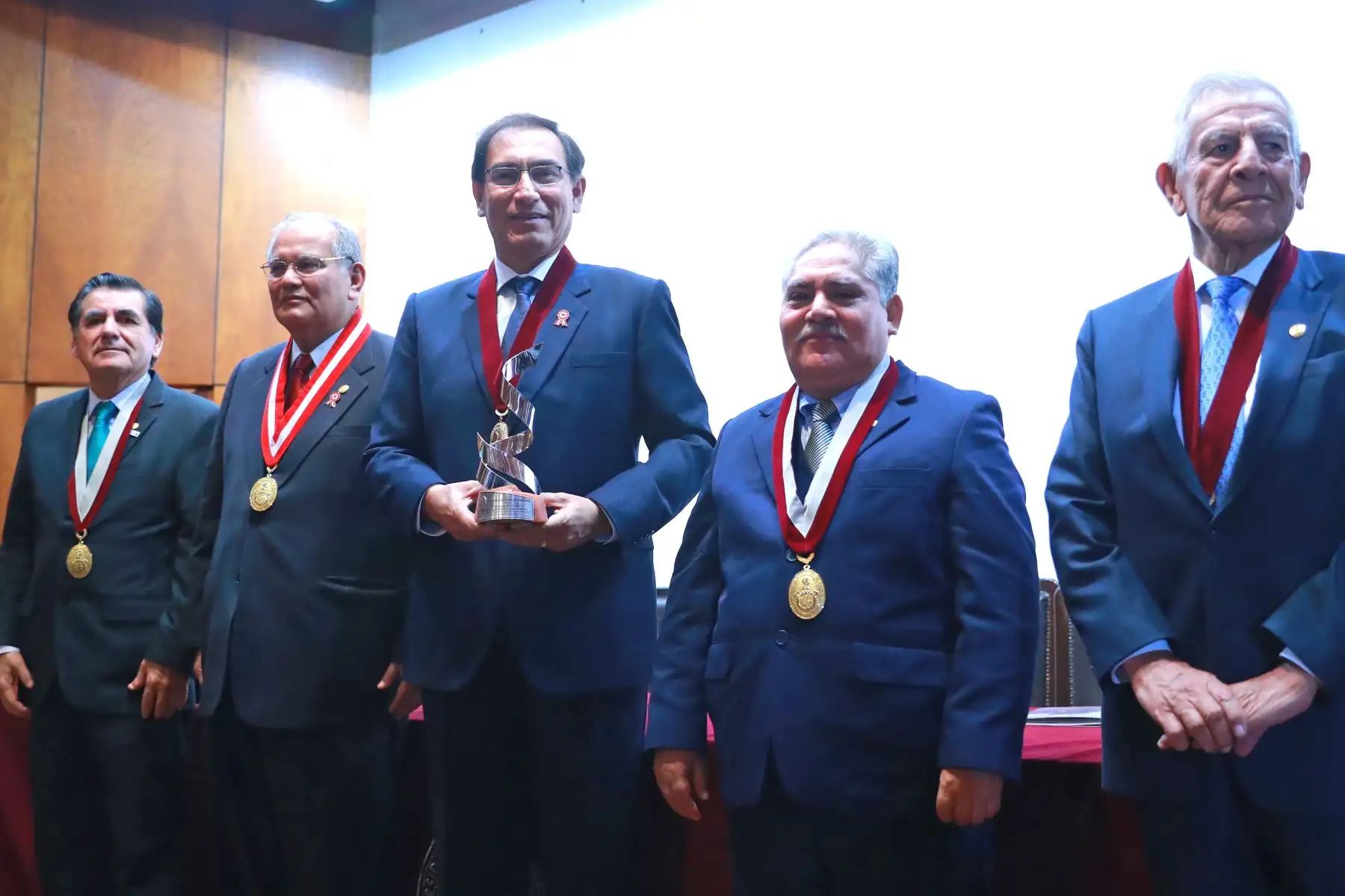 Presidente Martín Vizcarra participa en la ceremonia por el 142° de la Universidad Nacional de Ingeniería y recibe la distinción honorífica "Antorcha de Habich". Foto: ANDINA/Prensa Presidencia