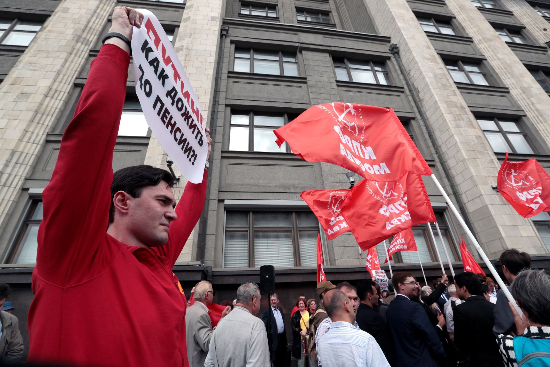 Simpatizantes de movimientos de izquierda protestan frente al Parlamento ruso Foto: EFE