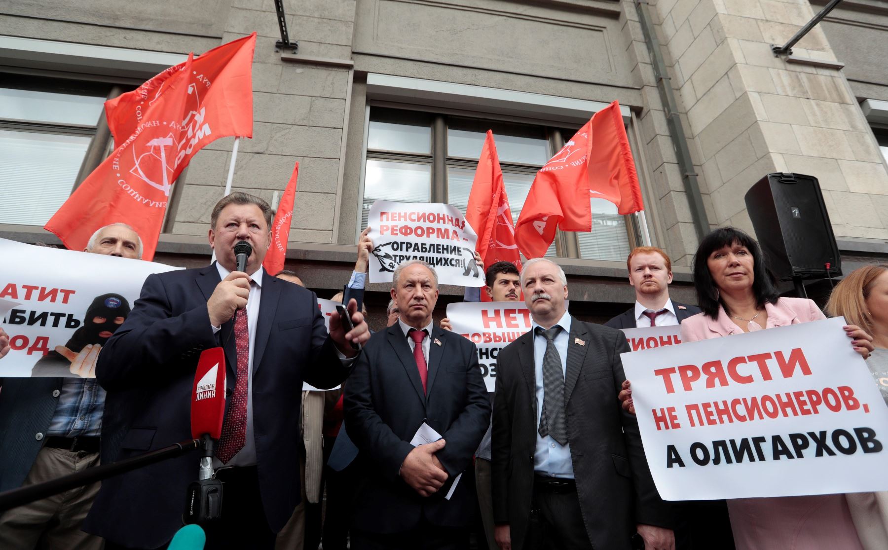 Diputados del Partido Comunista protestan frente al Parlamento ruso contra la reforma de las pensiones Foto: EFE