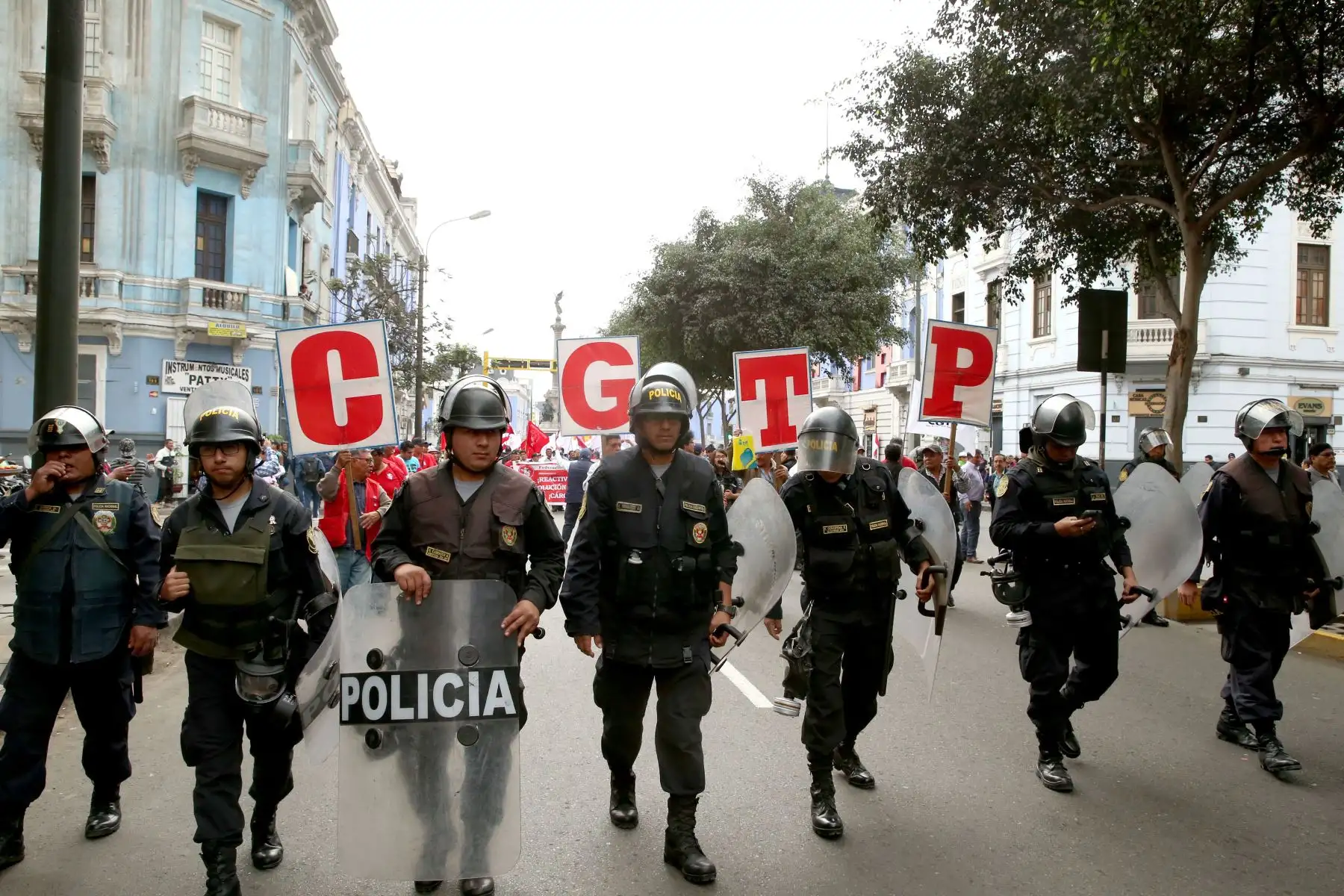 Cientos de manifestantes recorren las calles de Lima en protesta por la corrupción en el poder judicial: ANDINA/Dante Zegarra