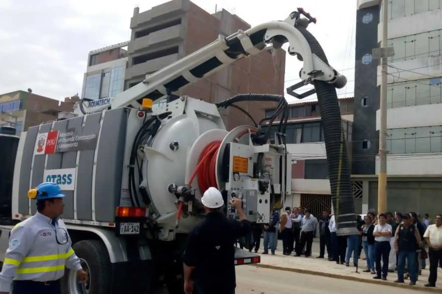 El Ministerio de Vivienda, Construcción y Saneamiento, a través del Organismo Técnico de la Administración de los Servicios de Saneamiento (OTASS), lanzó en la ciudad de Chiclayo el Programa Nacional de Limpieza de Colectores “Operación Alcantarillado”, compuesto por hidrojets y camiones cisterna que se encargarán de la limpieza de 1,396 kilómetros de redes de desagüe a lo largo de todo el país.