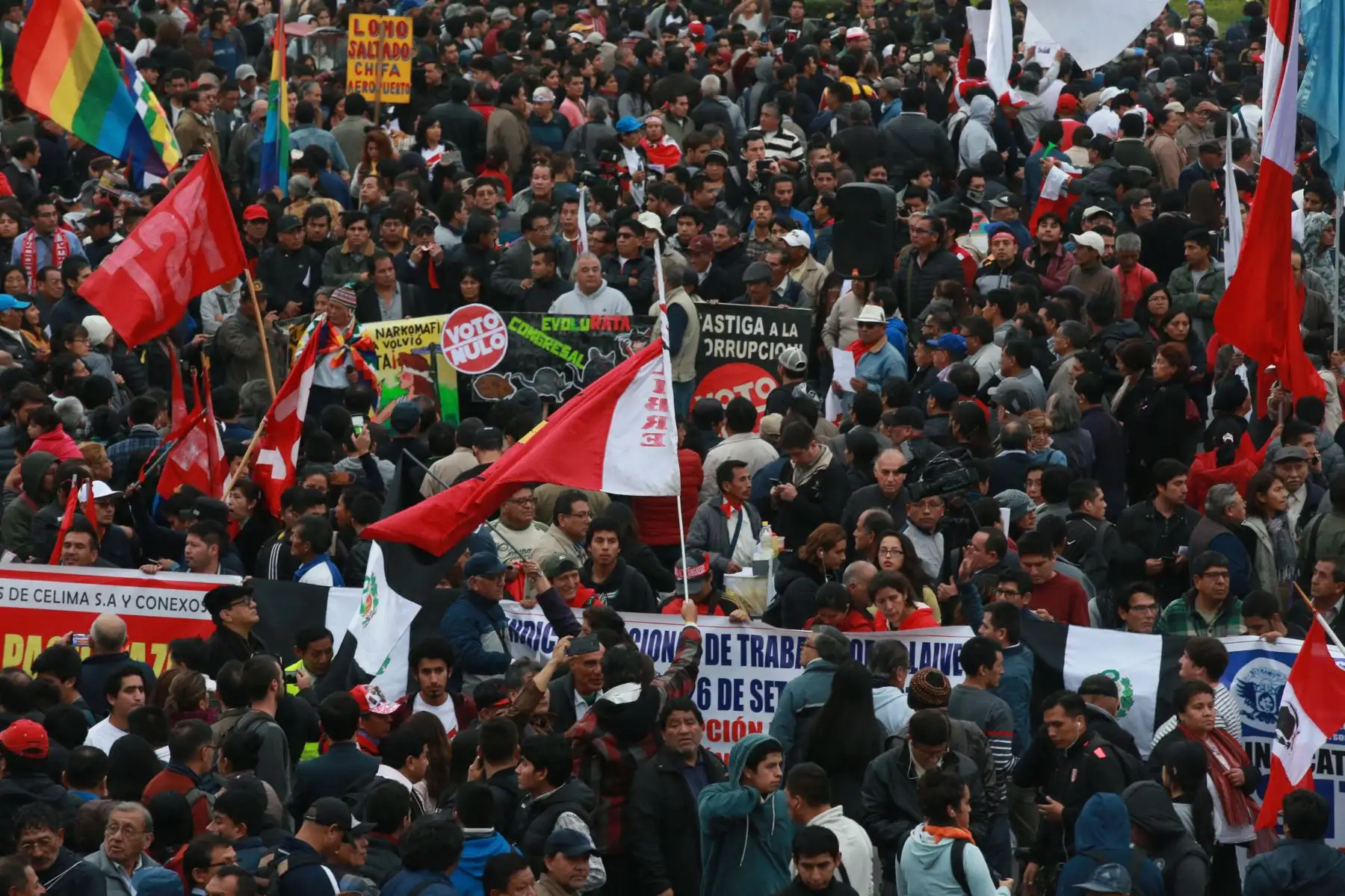 Miles de ciudadanos marcharon  por las calles de Lima, en protesta contra la corrupción enquistada en el sistema de justicia nacional.Foto: ANDINA/Jhony Laurente