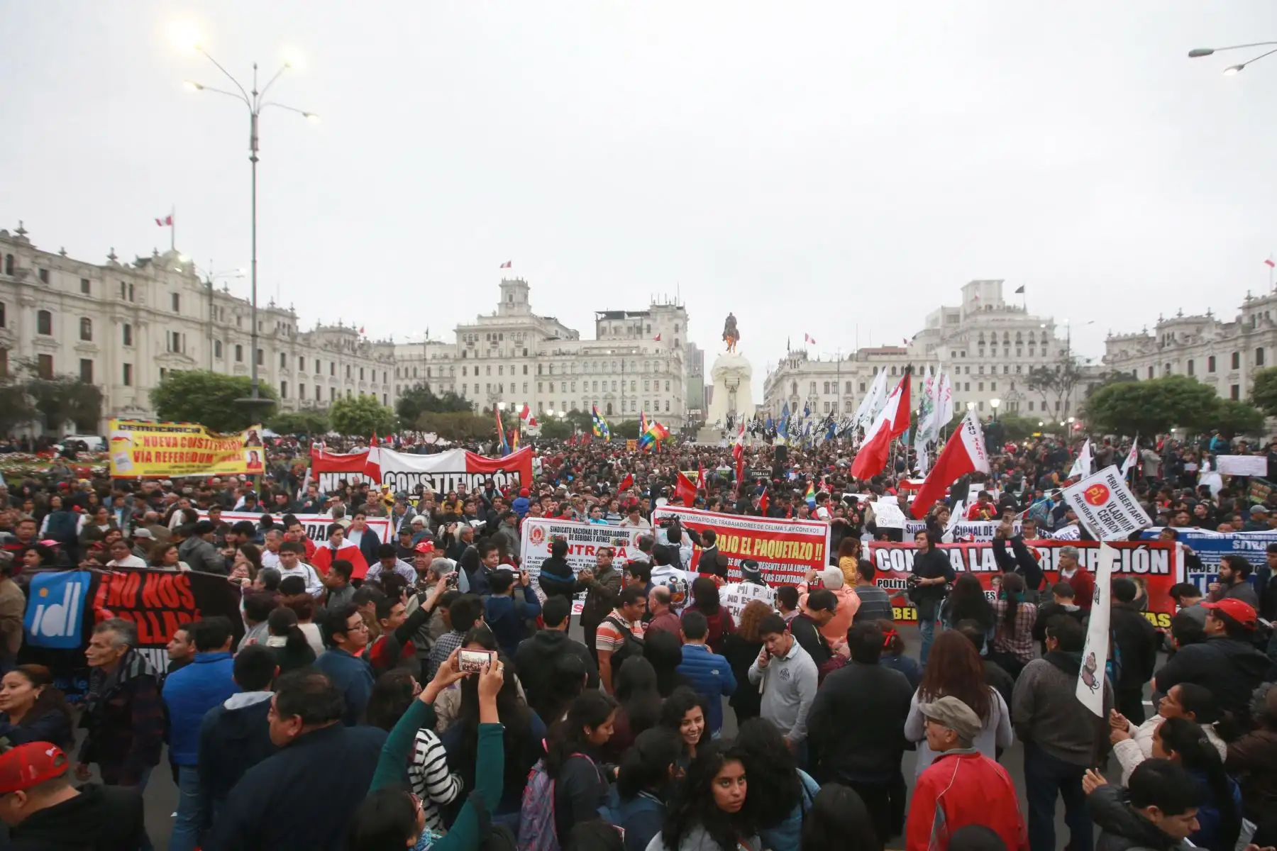 Miles de ciudadanos marcharon  por las calles de Lima, en protesta contra la corrupción enquistada en el sistema de justicia nacional.Foto: ANDINA/Jhony Laurente