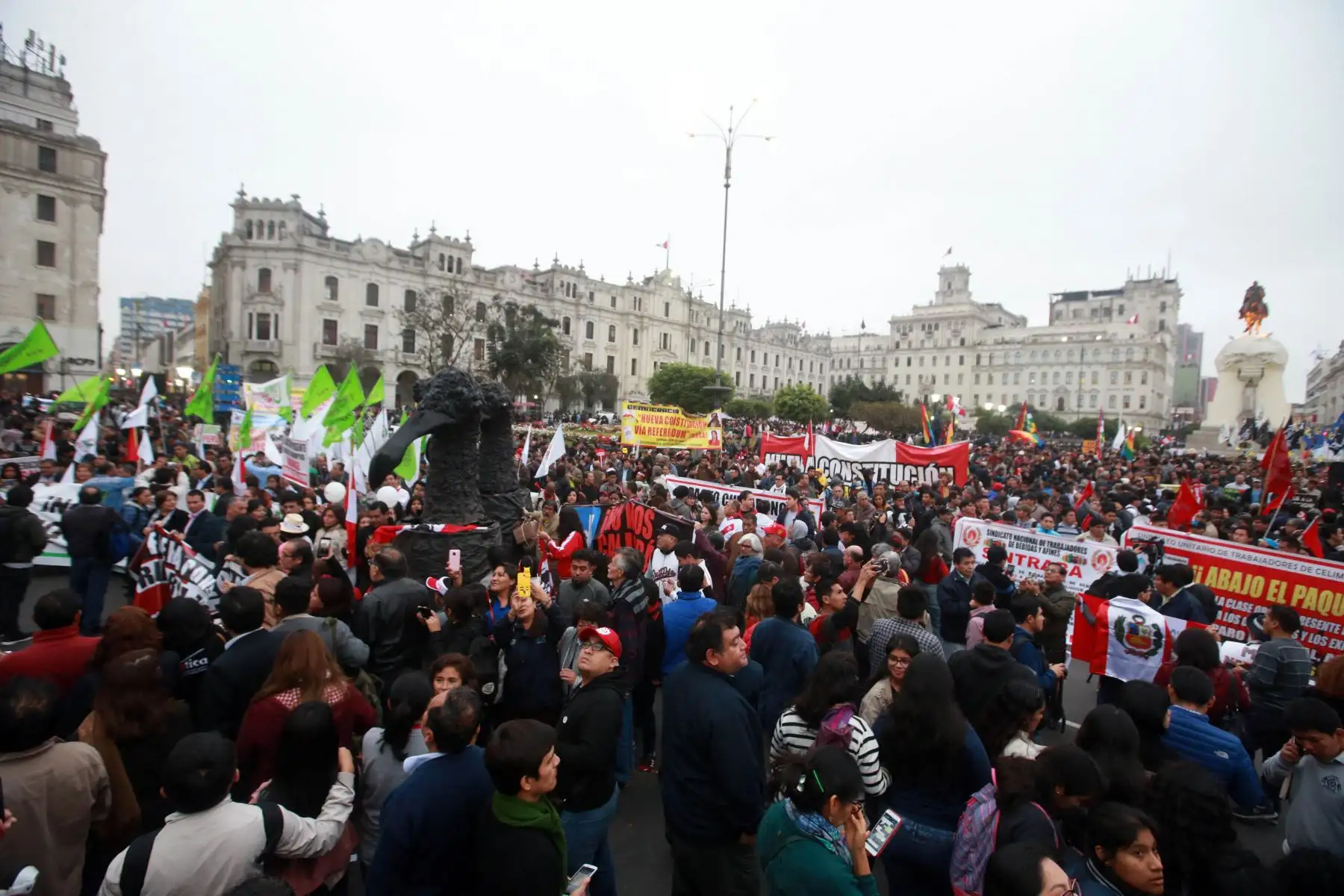 Miles de ciudadanos marcharon  por las calles de Lima, en protesta contra la corrupción enquistada en el sistema de justicia nacional.Foto: ANDINA/Jhony Laurente