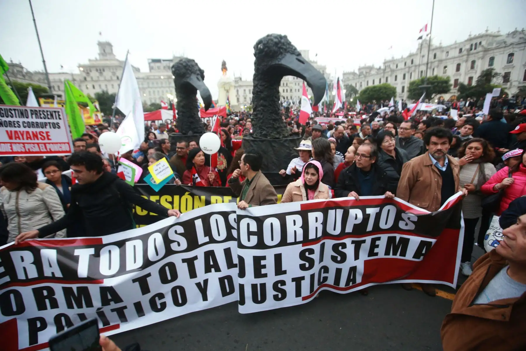 Miles de ciudadanos marcharon  por las calles de Lima, en protesta contra la corrupción enquistada en el sistema de justicia nacional.Foto: ANDINA/Jhony Laurente