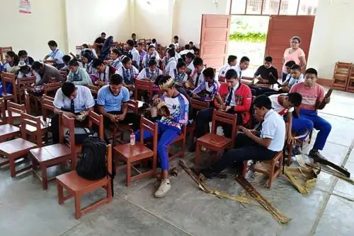 Escolares de San Martín aprenden a elaborar bolsas biodegradables de la corteza de plátano. ANDINA