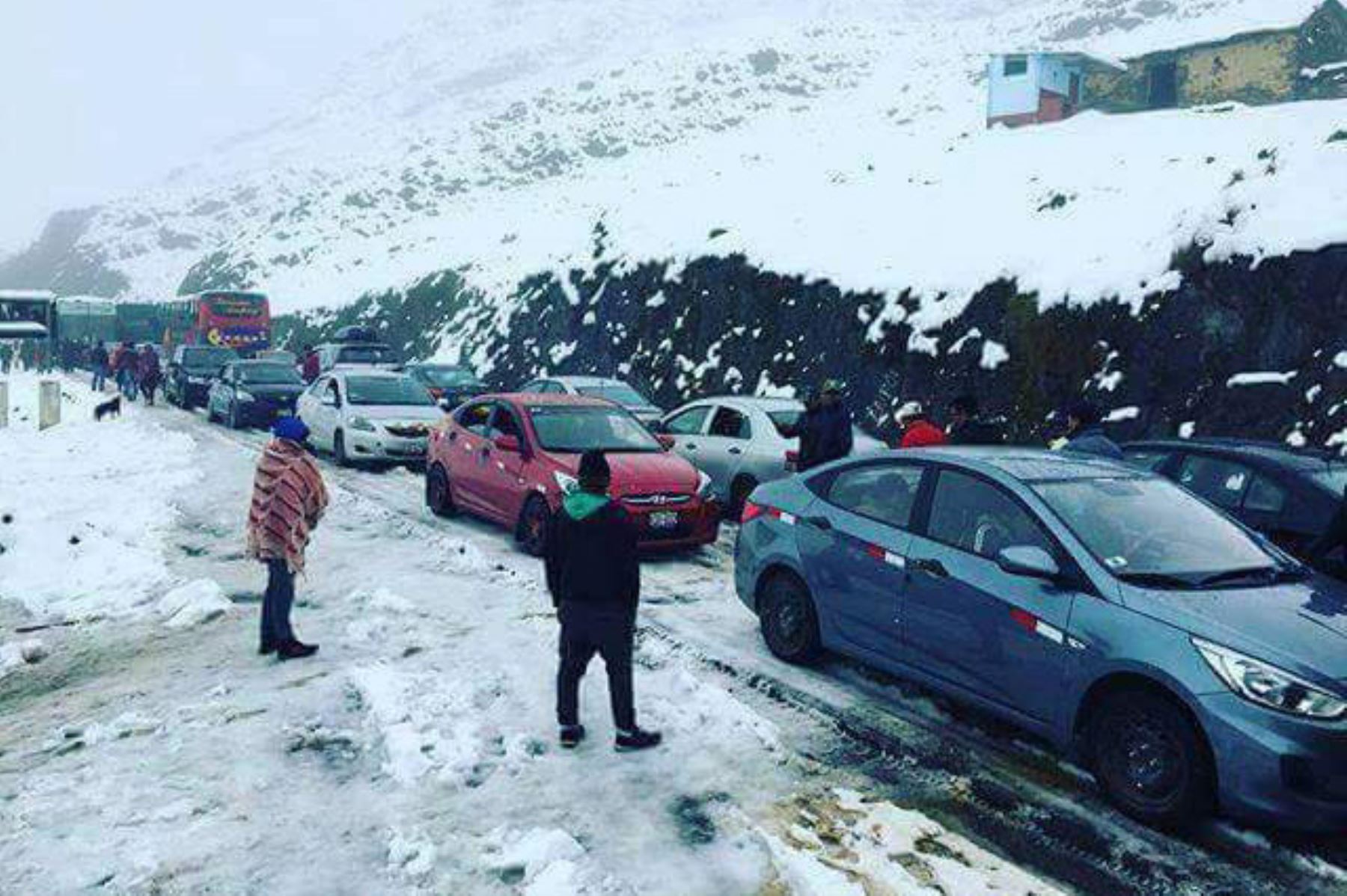 Caída de nevada obliga a suspender el tránsito en la carretera Arequipa-Puno. Foto: INTERNET/Medios