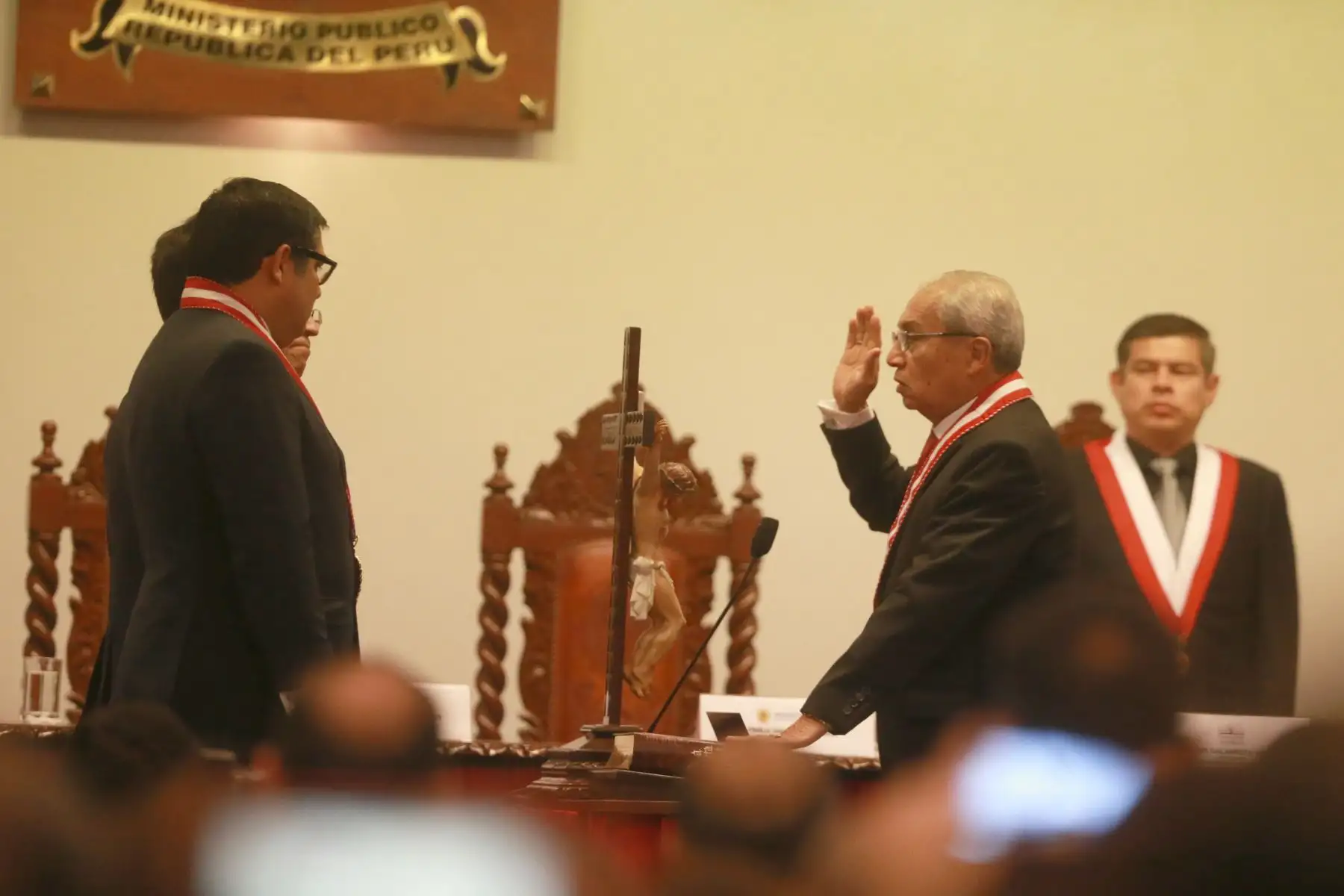 El fiscal supremo Pedro Gonzalo Chávarry juramentó como Fiscal de la Nación para el periodo 2018-2021, luego de que la Junta de Fiscales Supremos acordara, por mayoría, efectuar la ceremonia de transferencia de cargo.  Foto: ANDINA/Vidal Tarqui