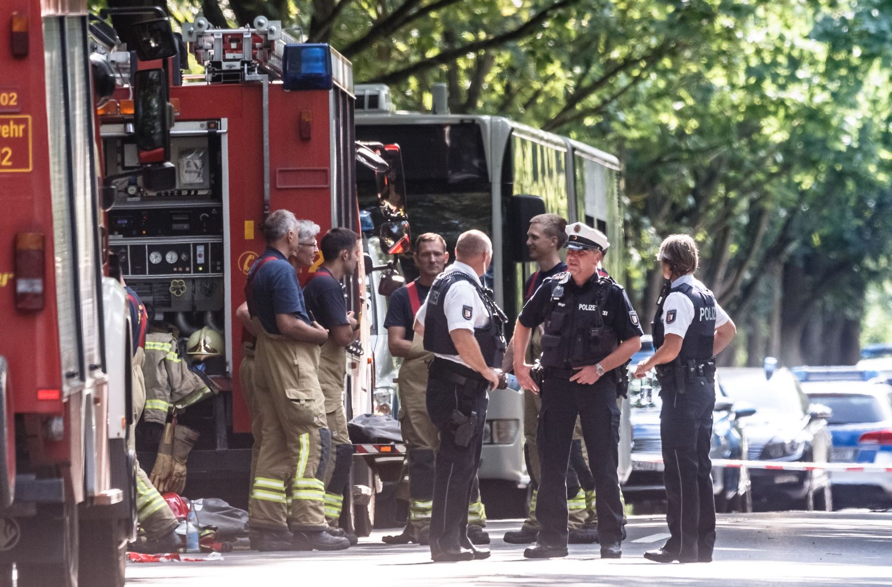 Policías cerca del autobús que sufrió atentado en Alemania Foto: AFP