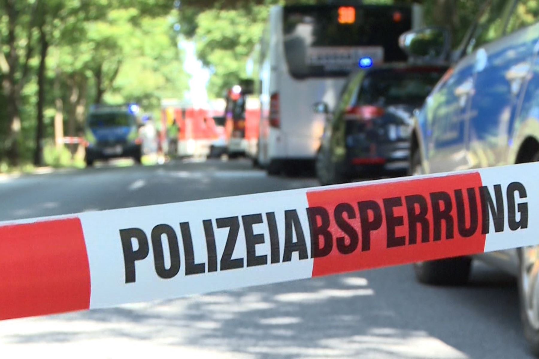 Policías cerca del autobús que sufrió atentado en Alemania Foto: AFP