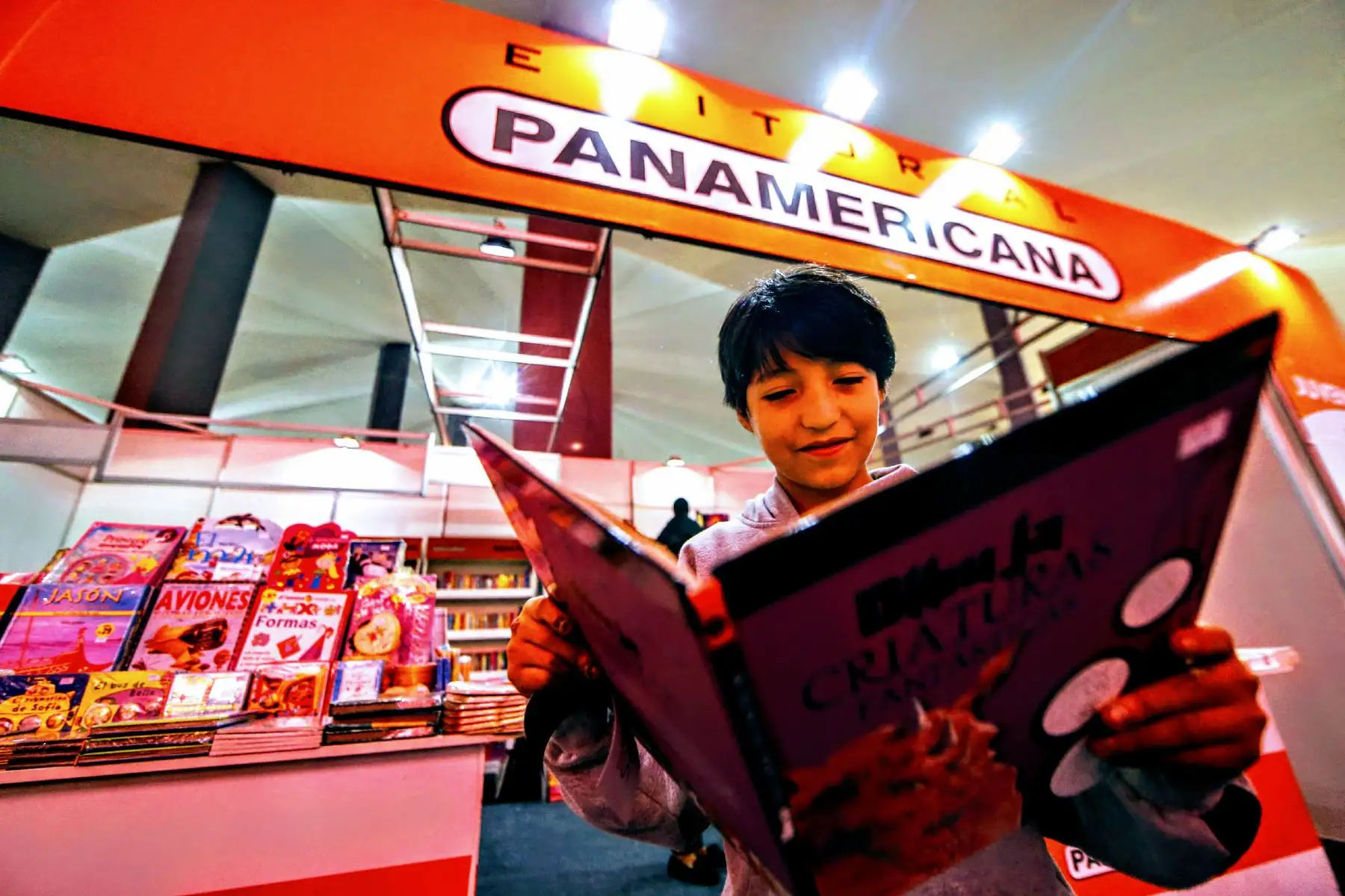 Feria Internacional del Libro abre sus puertas a centenares de lectores. Foto: ANDINA/Luis Iparraguirre