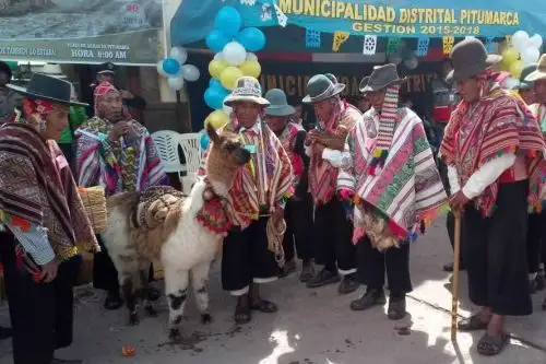 Los adultos mayores del Programa Nacional de Asistencia Solidaria Pensión 65, escenificaron el ritual “Monte Puriy”, practicado décadas atrás cuando viajaban a la selva, atravesando el Winicunca o Montaña de Siete Colores, que recibe un promedio de 330 turistas por día.