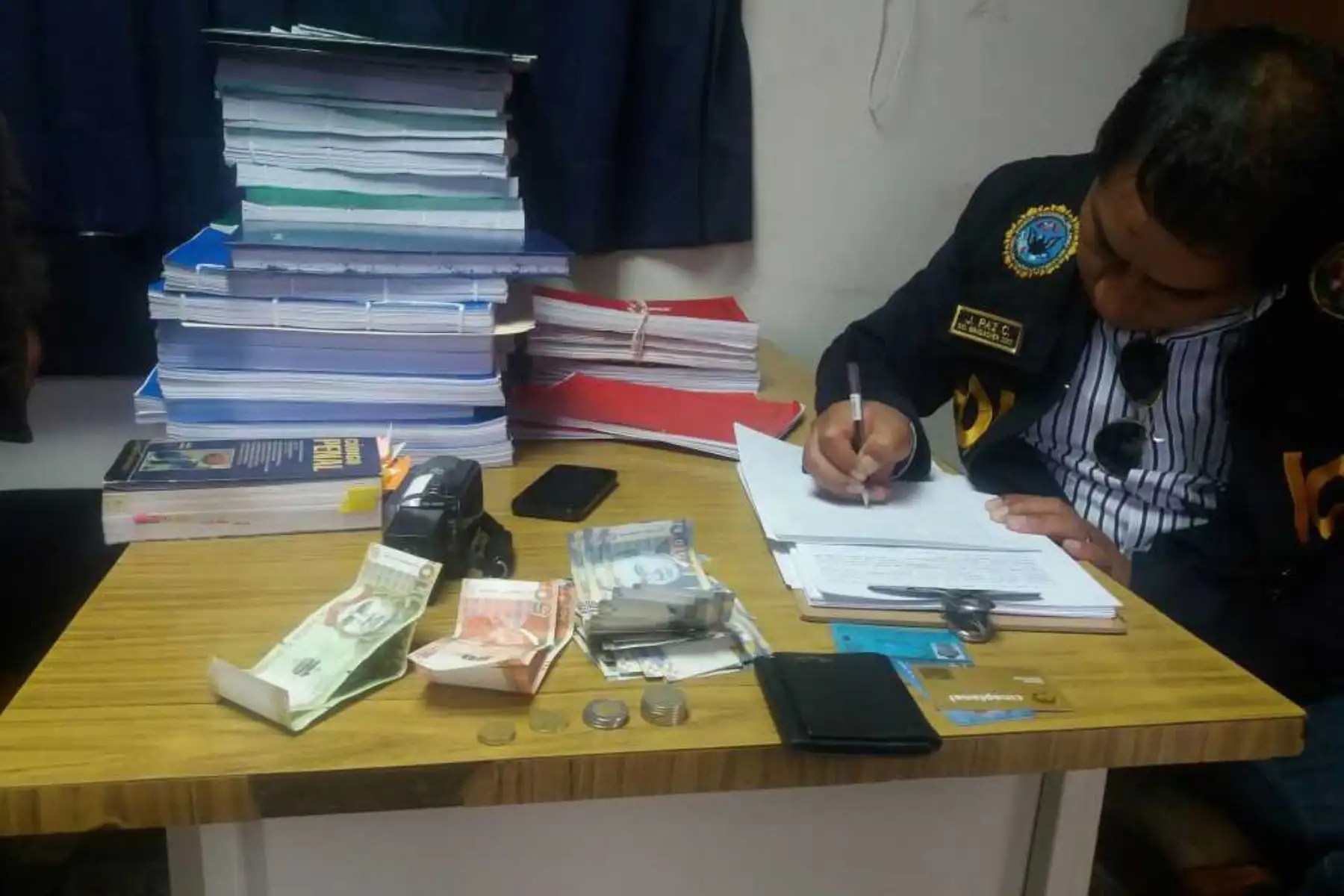 El presidente de la Junta de Fiscales Superiores del Cusco, Walter Becerra Huanaco, investiga al fiscal adjunto de Quispicanchi, Andy Galimberti Cajigas, acusado de recibir un soborno de dinero en su despacho.