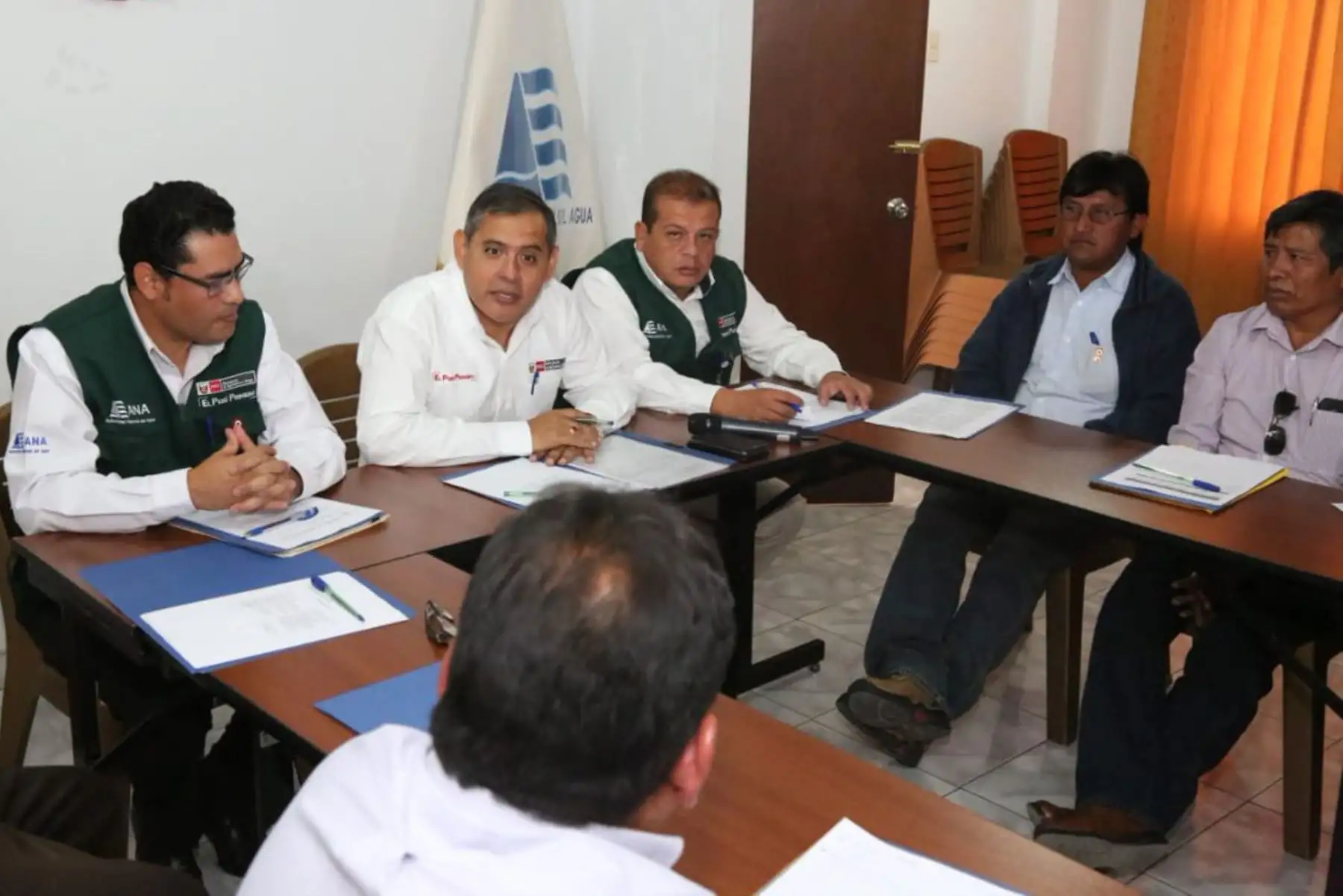 El ministro de Agricultura y Riego, Gustavo Mostajo, se reúne hoy con las juntas de usuarios de riego de Moquegua y de Torata para exponer los lineamientos de su sector y recoger las inquietudes y preocupaciones de los representantes de los agricultores.
